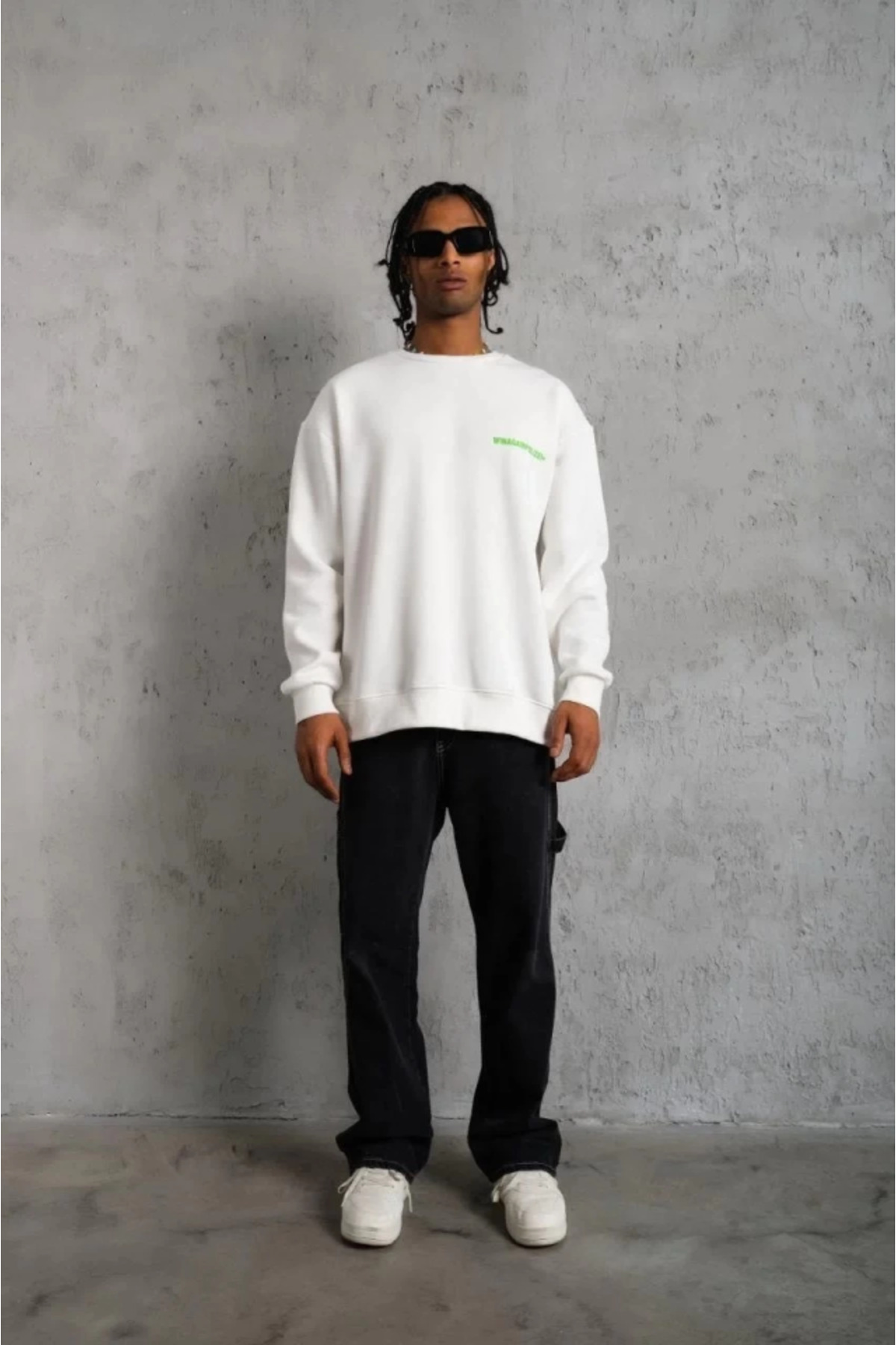 Erkek Oversize Sweatshirt – Beyaz Renk Ön Ve Sırt Baskılı, Üç İplik İçi Pamuklu Kumaş,