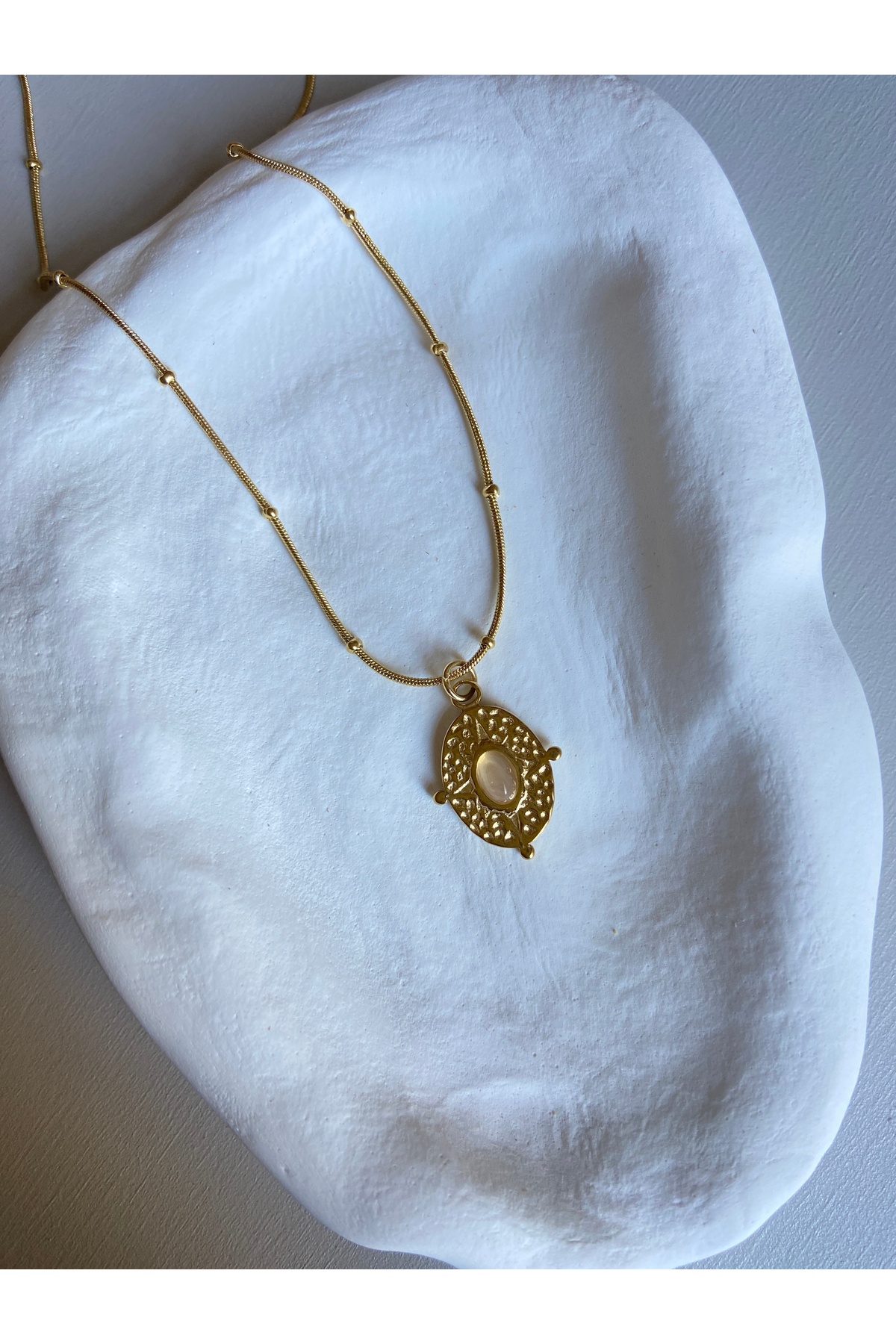 Taşlı Plaka Çelik Zincirli Gold Kadın Kolye (40 + 5 cm) – Sevgililer Günü Özel - Detay Görseli 1