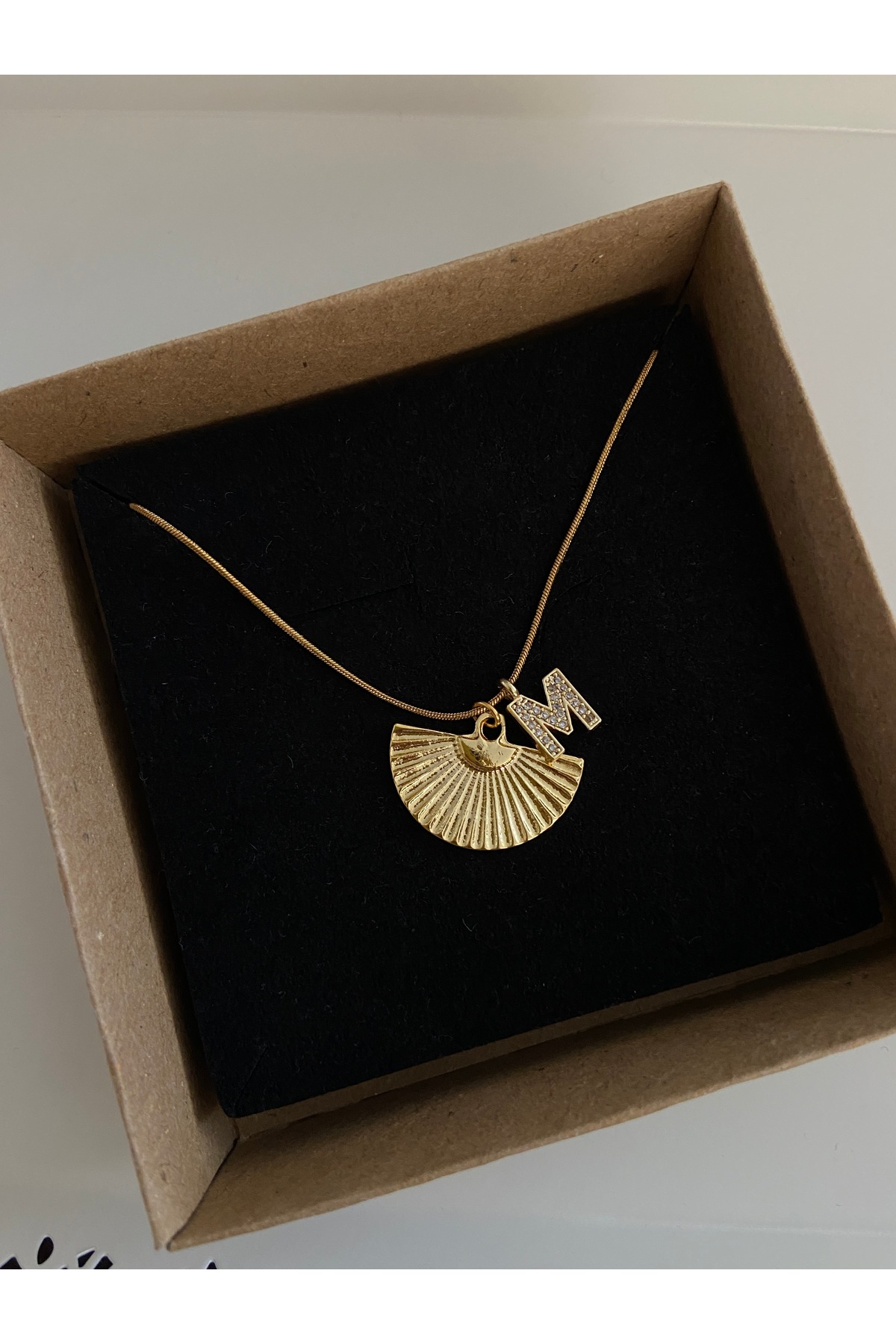 Yelpaze ve Harf Charm Çelik Zincirli Gold Kadın Kolye (40 cm) – Sevgililer Günü Özel - Detay Görseli 1