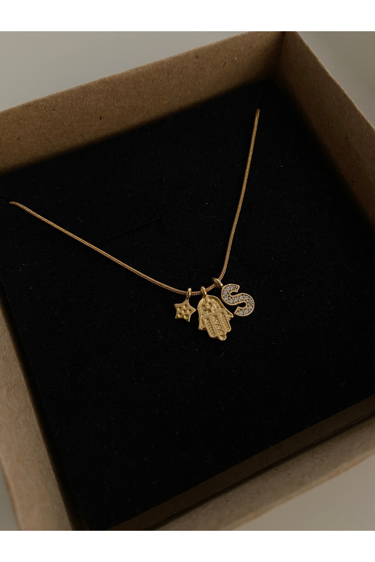 Hamsa Figürlü Yıldız Ve Harf Charm Çelik Zincirli Gold Kadın Kolye (45 Cm) – Sevgililer Günü Özel - Detay Görseli 3