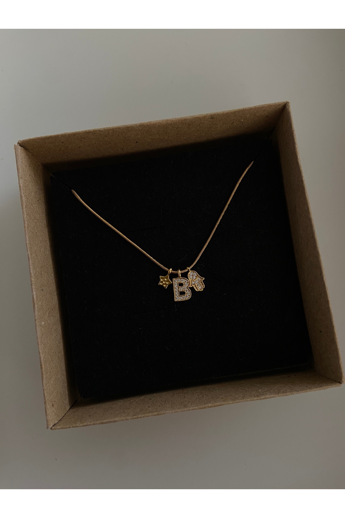 Hamsa Figürlü Yıldız ve Harf Charm Çelik Zincirli Gold Kadın Kolye (40 cm) – Sevgililer Günü Özel - Detay Görseli 2