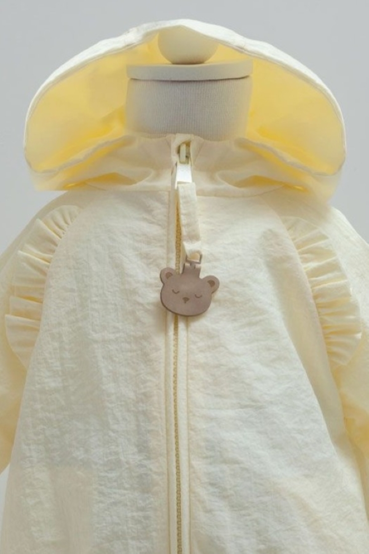 Caramell Kız Bebek %100 Pamuk Kapüşonlu Fırfır Detaylı Yağmurluk – İnce Penye Astarlı (3 Ay - 3 Yaş) fotoğrafı 2 (önizleme)