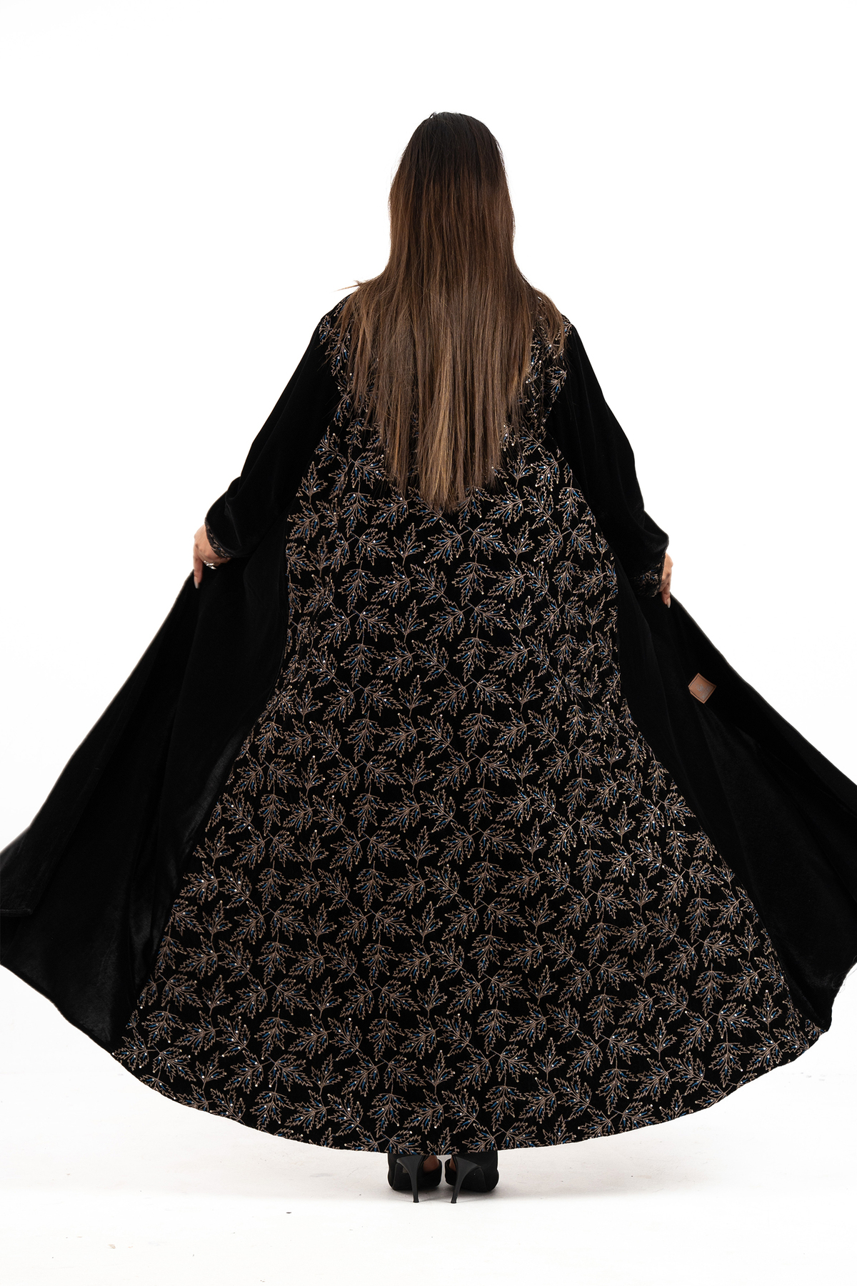 عباية دارين مخمل اسود مطرز