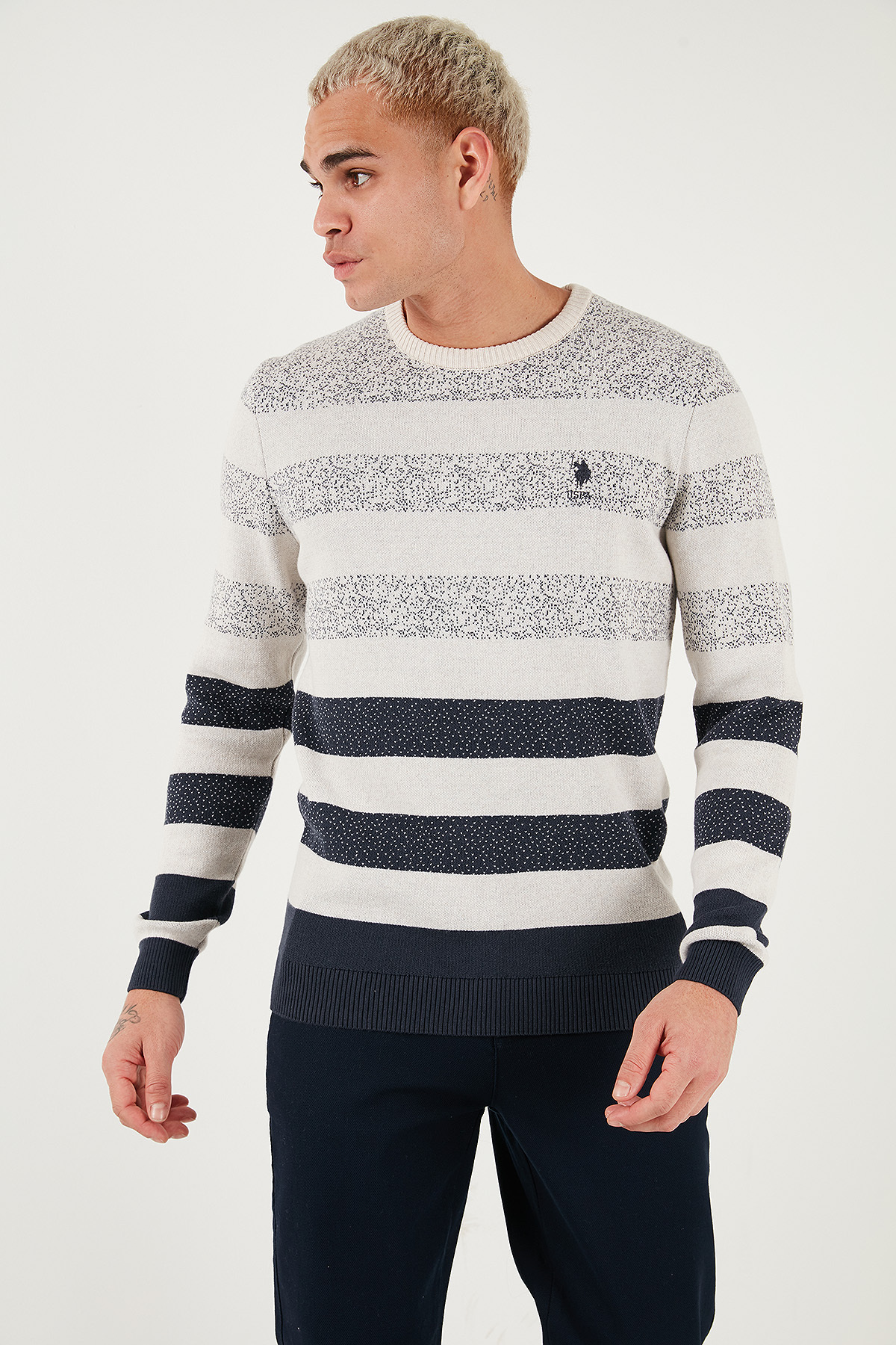 یو اس پولو پلیور مردانه یقه گرد راه راه یقه گرد طرح معمولی از برند U.S. Polo، مدل G081GL0TK2227832، جنس پنبه