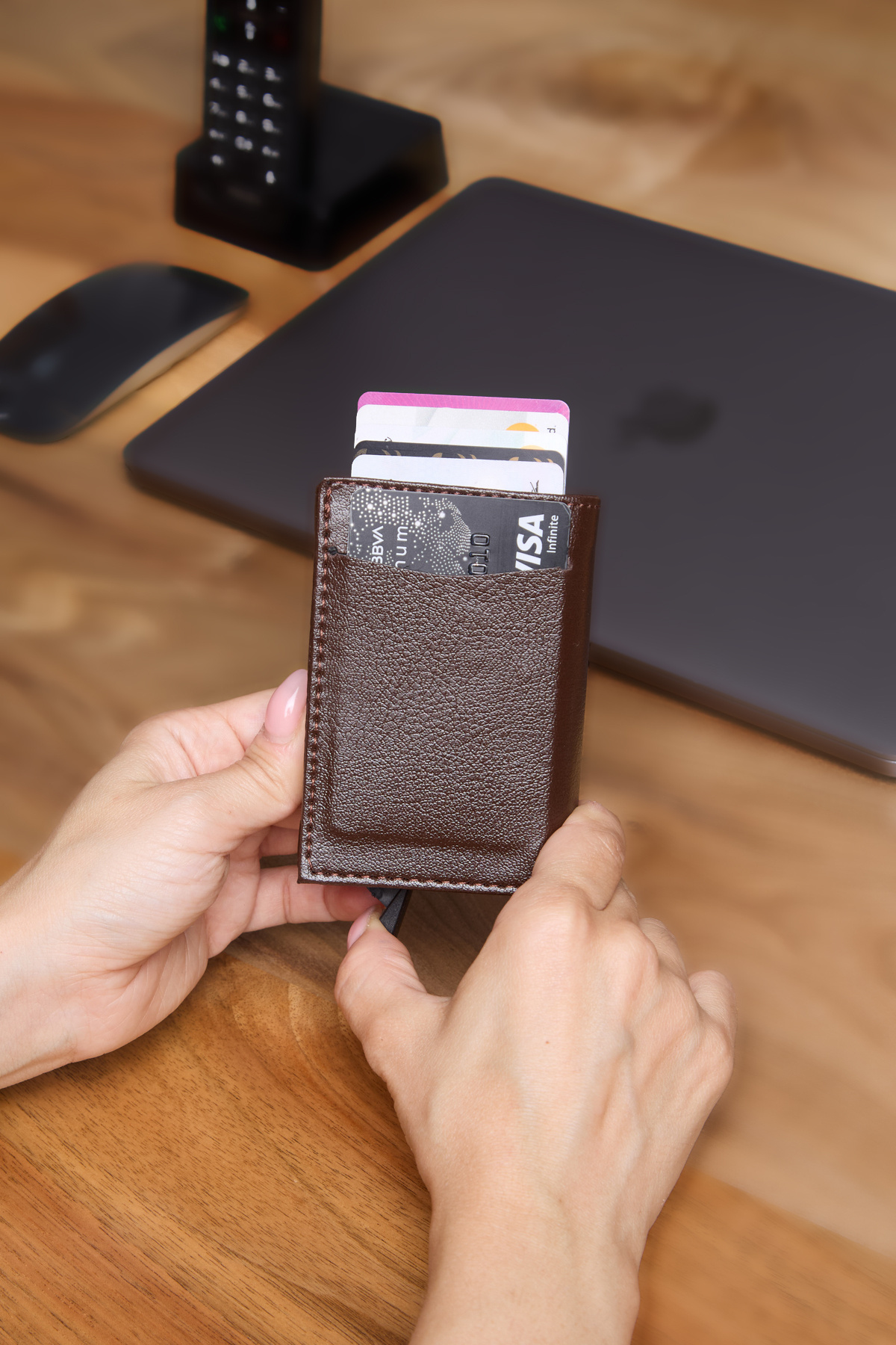 V LEATHER ATELİER Premium Otomatik Mekanizmalı Deri Cüzdan RFID Korumalı Özel Kutulu Gönderim Kahverengi