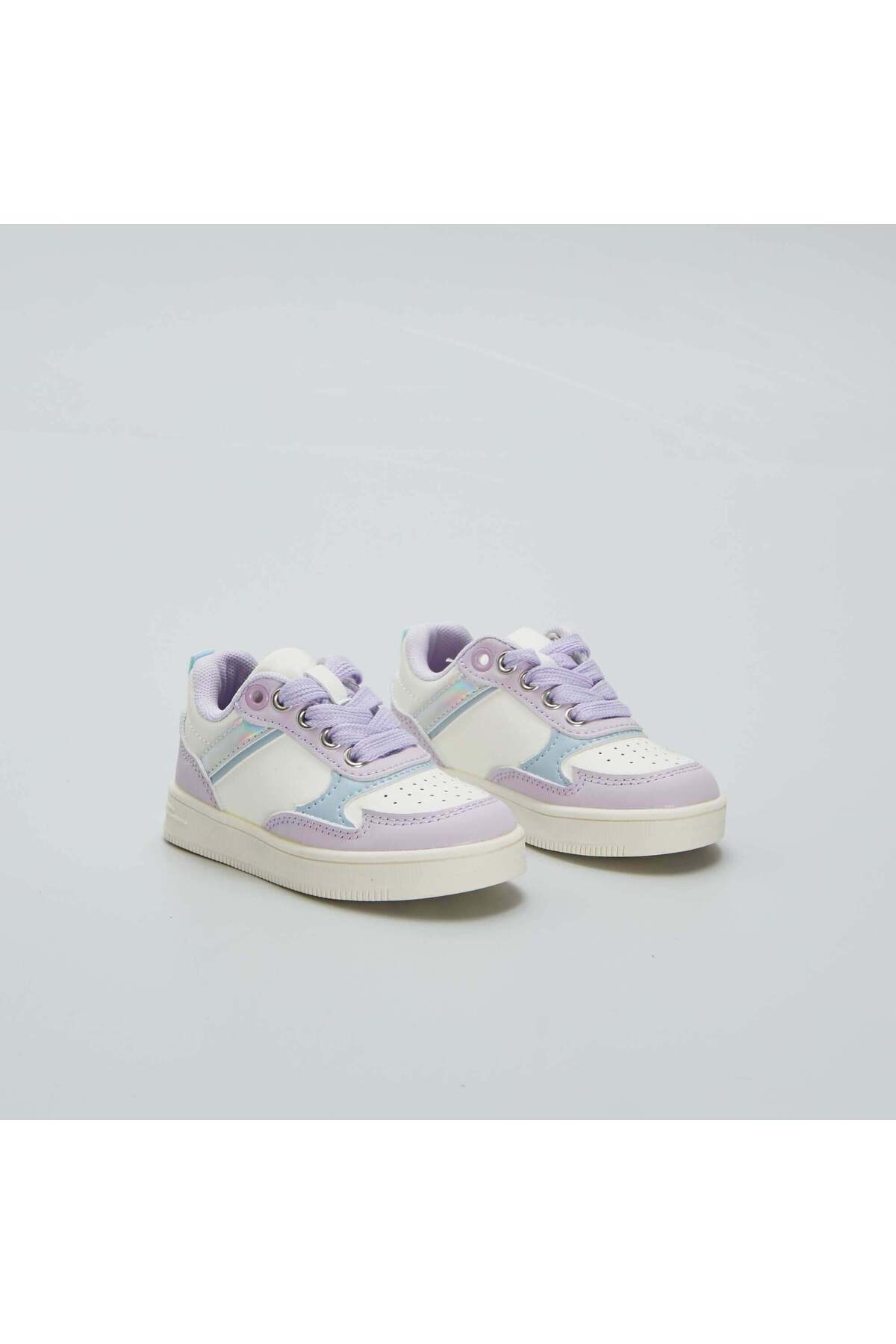 حذاء رياضي منخفض الساق بلون متباين