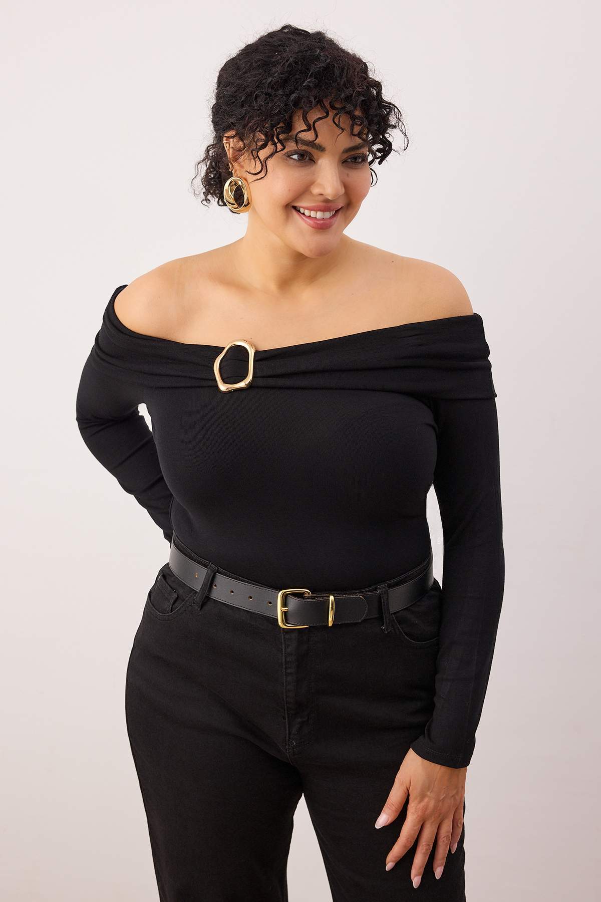 Trendyolmilla Curve Siyah Viskon Yumuşak Kumaşlı Vücuda Oturan Carmen Yaka Örme Büyük Beden Bluz TBBAW26AF00094
