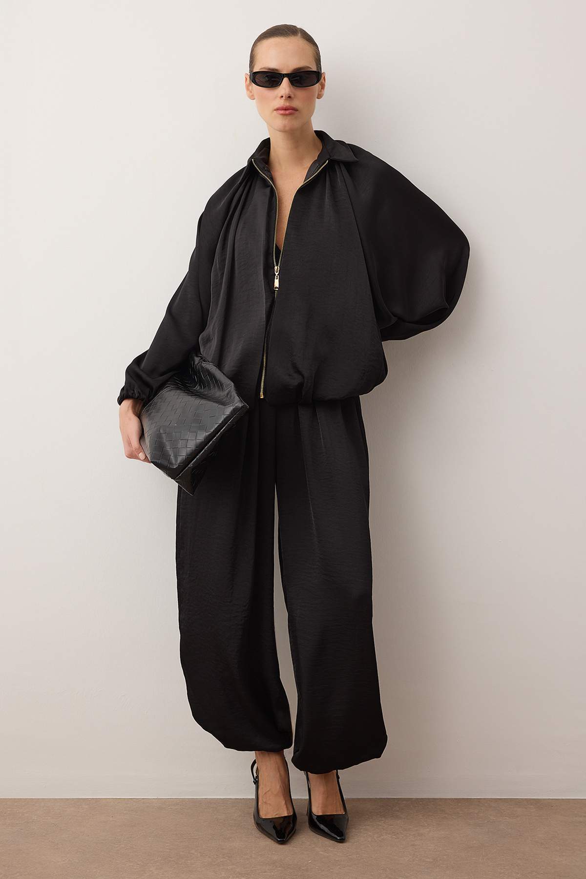 Trendyolmilla  Siyah Saten Balon Kalıp Pantolon Ceket Dokuma Alt - Üst Takım TWOAW26AU00114