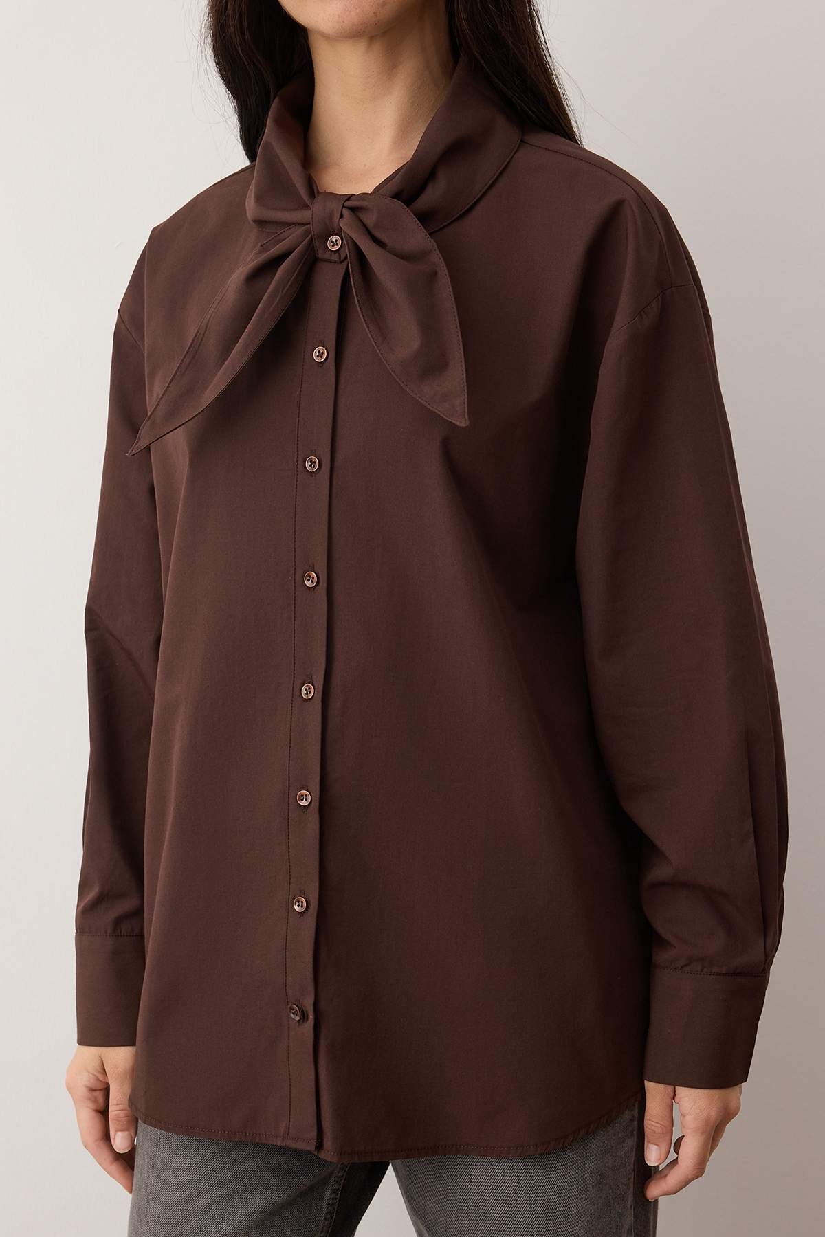 Trendyolmilla  Koyu Kahverengi Pamuklu Yaka Fiyonk Bağlamalı Geniş Kalıp Poplin Gömlek TWOAW26GO00123 - Görsel 3