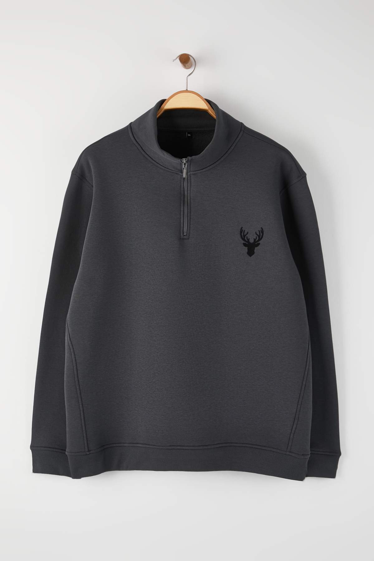 Trendyolmilla Man Antrasit Büyük Beden Oversize Dik Yaka Fermuarlı İçi Polarlı Geyik Nakışlı Sweatshirt TMNAW24AO00024