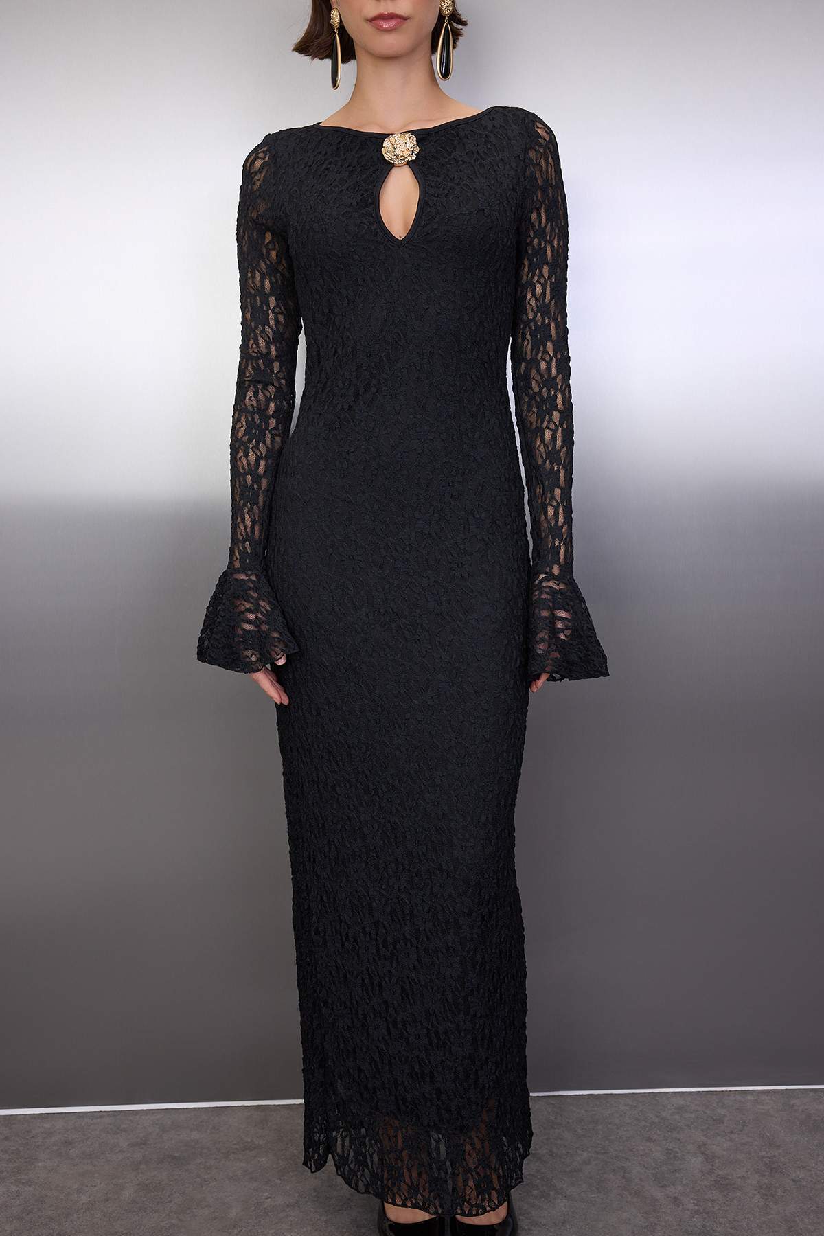 Trendyolmilla  Siyah Düz Aksesuar Detaylı Dantel Maxi Astarlı Şık/Gece Elbisesi TPRAW26EL00088 - Görsel 3
