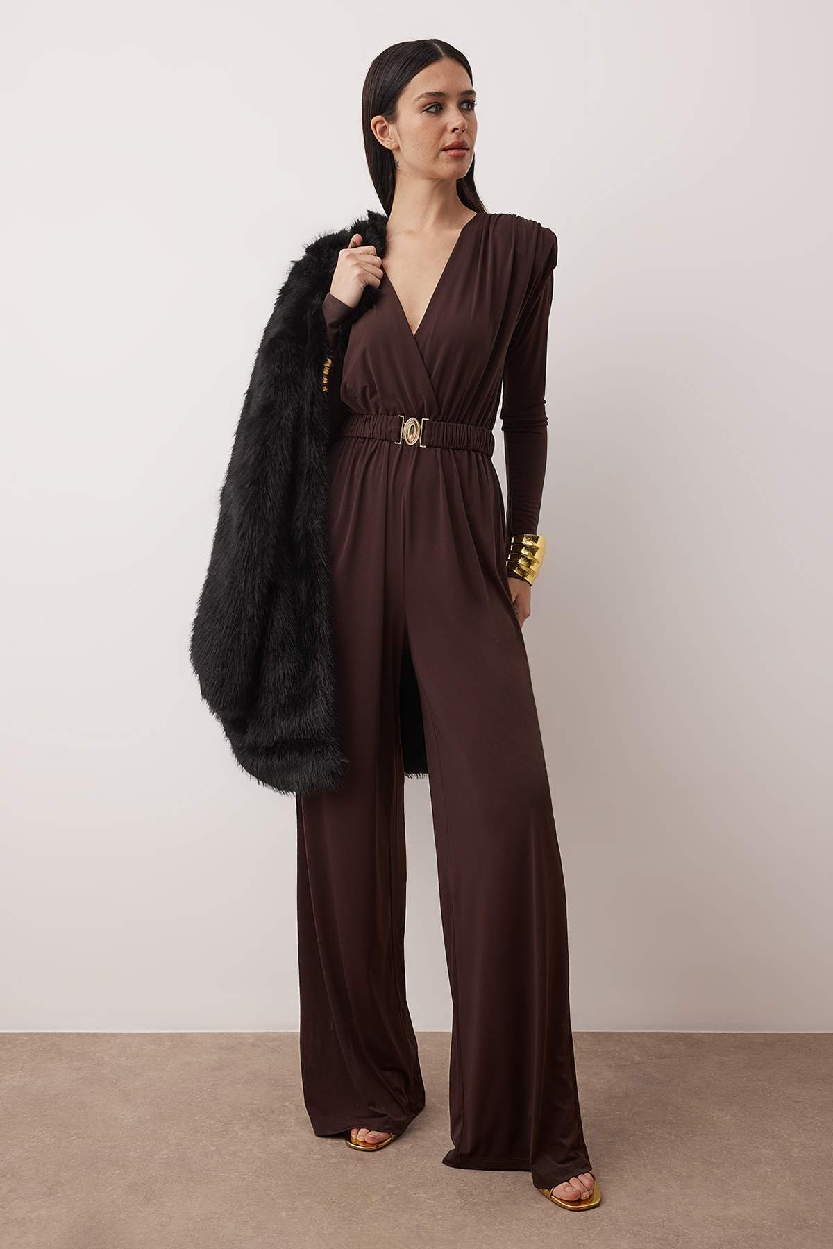 Trendyol Collection Brązowy sweter z wiązaniem pod szyją, z paskiem i detalam...