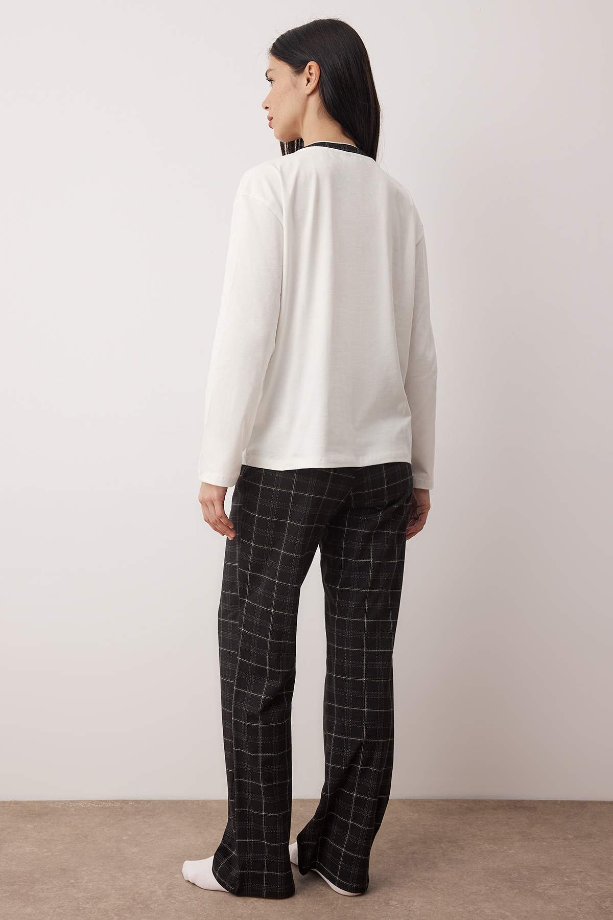 Trendyolmilla  Siyah %100 Pamuklu Kalpli Ekoseli Örme Pijama Takımı THMAW26PT00063 - Görsel 4