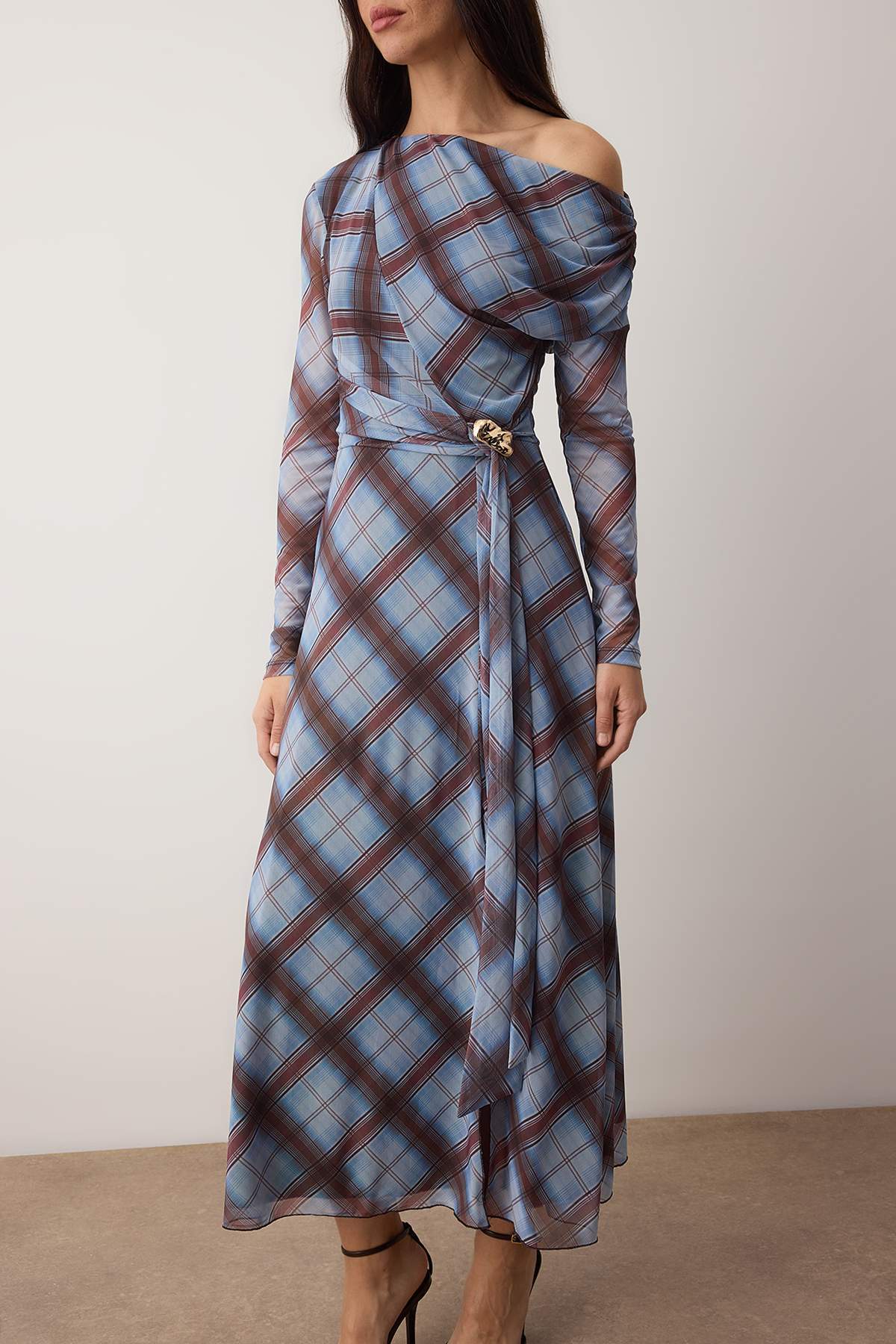 Trendyolmilla  Ekoseli Aksesuar Detaylı Astarlı Tül Asimetrik Yaka Yırtmaçlı Esnek Maxi Örme Elbise TWOAW26EL00320 - Görsel 3