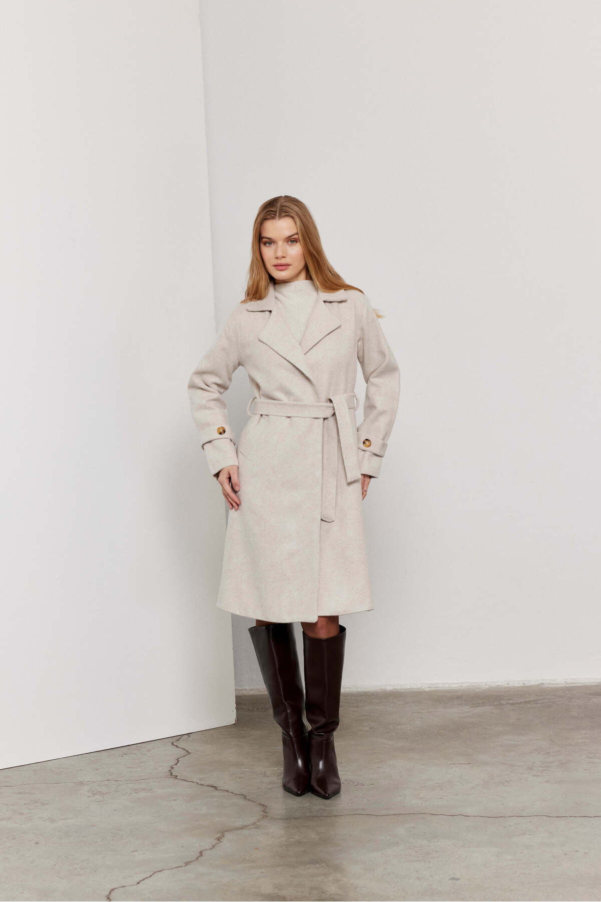 SevdeUgur Dámský kabát se známkou v krémové barvě - s páskem, kolekce