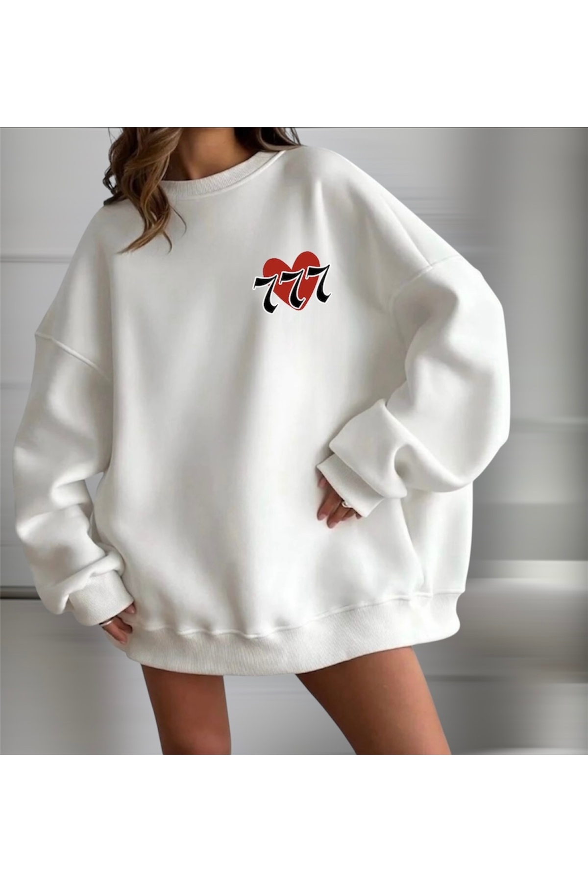 NewCabin Lucky Love Oversize Sweat Açıklama: “777” şansın, kalp