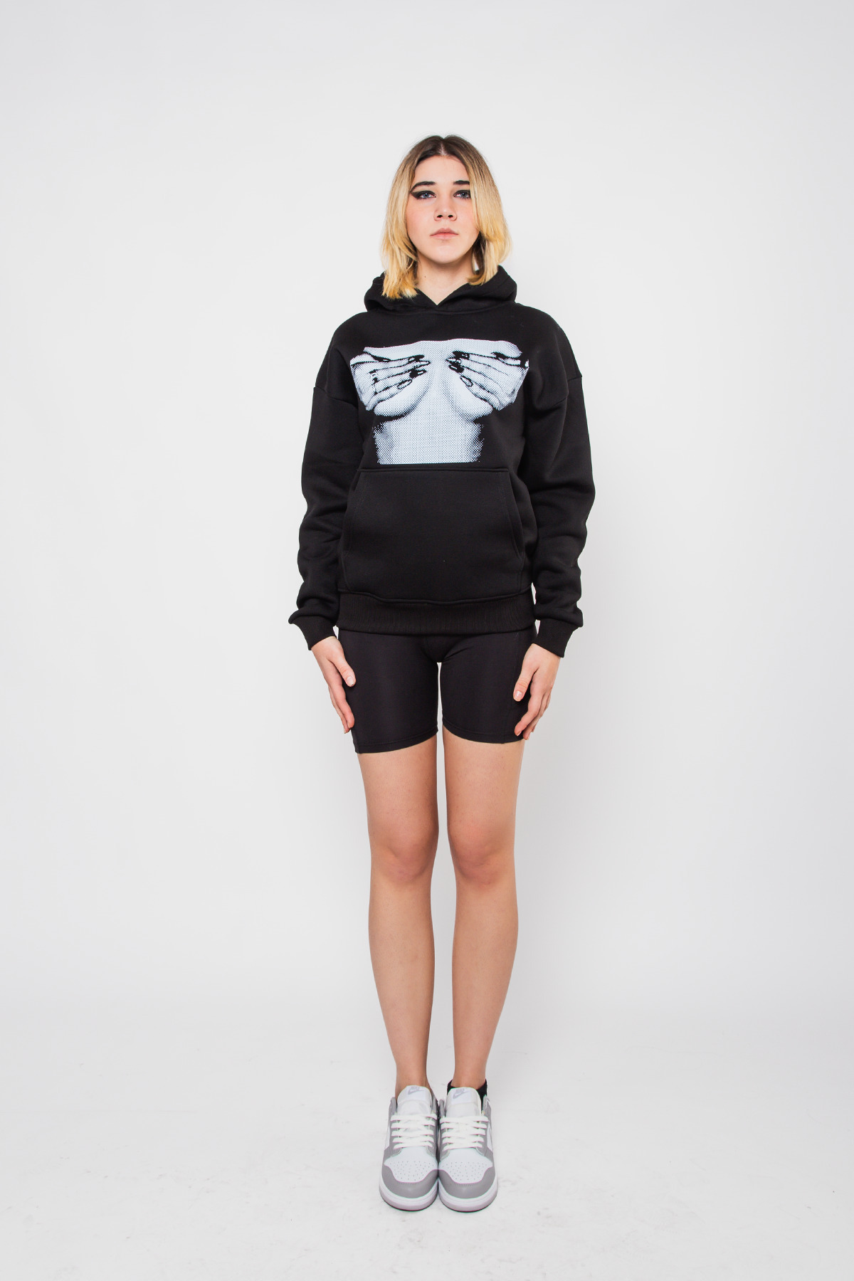 Sekizbiraltı Černá unisexová mikina s kapucí Silhouette Boobs V2 s potiskem, oversize střih