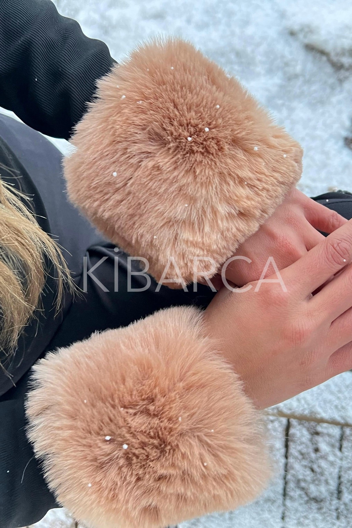 kibarca Açık Kahverengi Kısa Tüylü Kalın Bileklik Şık Suni Manşet Kolluk Yılbaşı Kayak Kombini