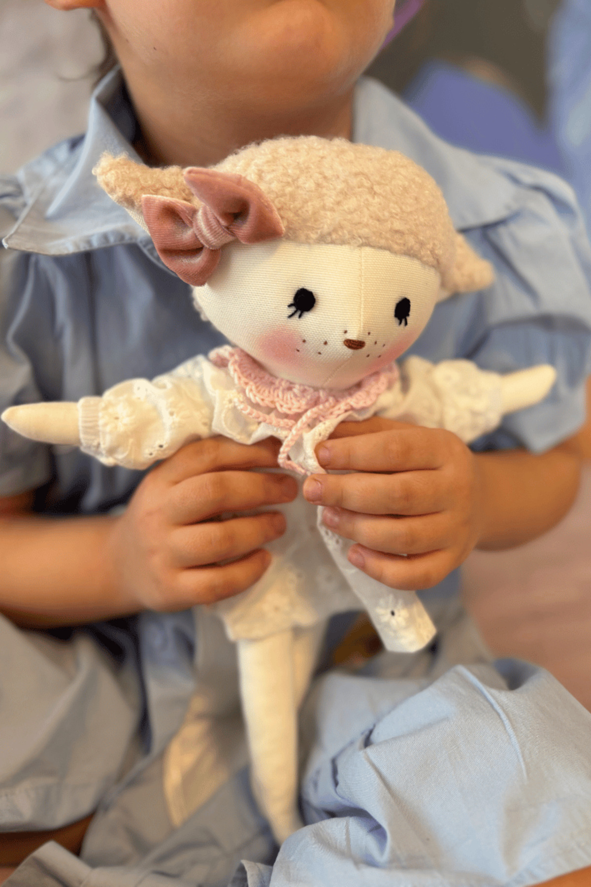 CAPELLA TOYS Oyuncak Bebek Kuzu Moli El Yapımı %100 Pamuklu Naturel Oyun ve Uyku Arkadaşı Bez Bebek Hediye Kutulu fotoğrafı 4 (önizleme)