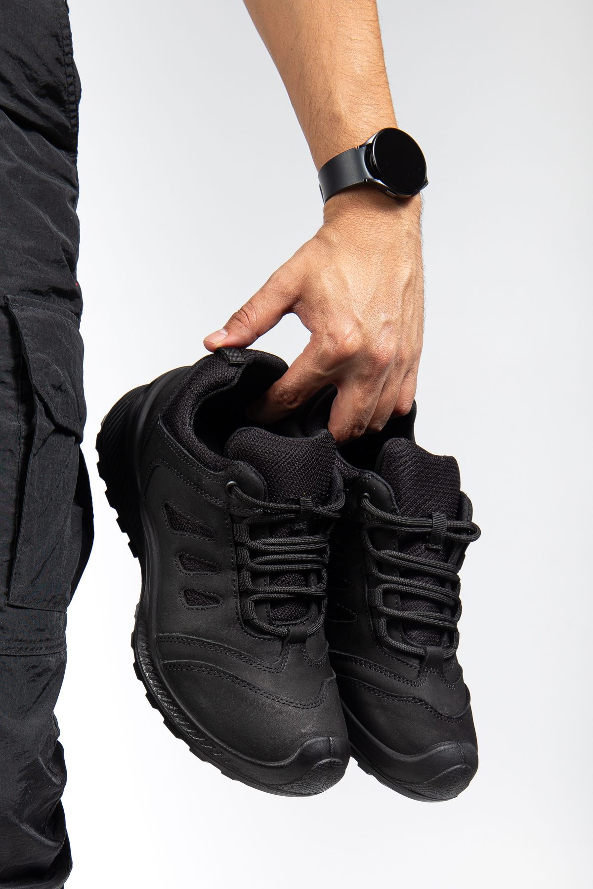  کفش ورزشی راحتی و مناسب برای فضای باز تابستانی (بدون محافظ) از جنس چرم اصل نوبوک مشکی ووگل