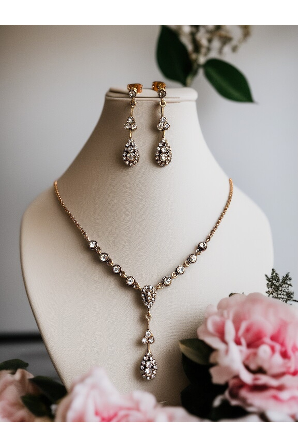 FAYRA ACCESSORIES Kristal Taşlı Su Yolu Zincirli Kolye ve Küpe Seti