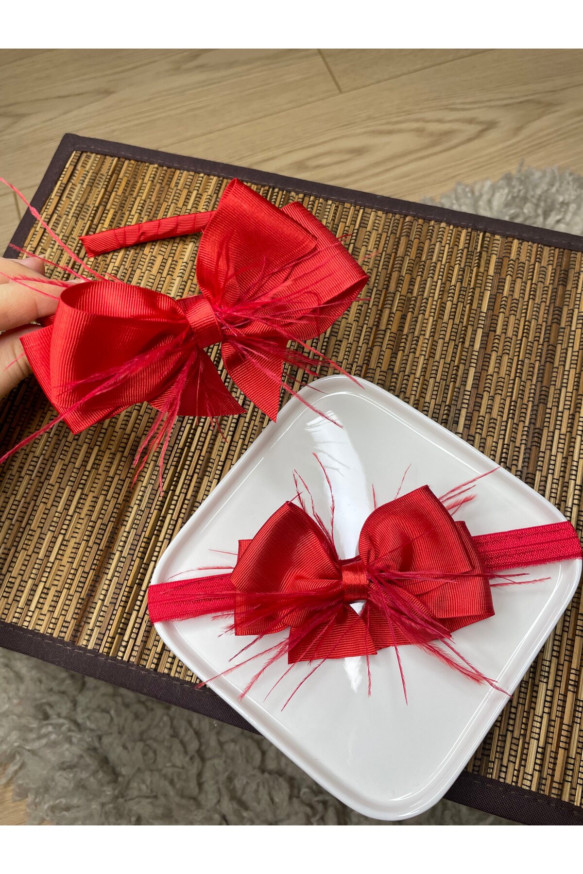 Rengarenk Minikler Kirmızı Tüylu Kurdele Fiyonk Anne Bebek Lohusa Taç Seti ( Yılbaşı Konseptli Taçlar) fotoğrafı 7 (önizleme)