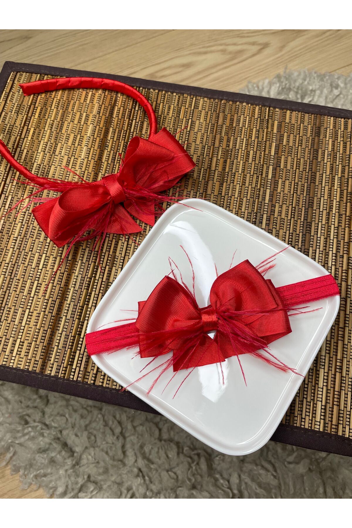 Rengarenk Minikler Kirmızı Tüylu Kurdele Fiyonk Anne Bebek Lohusa Taç Seti ( Yılbaşı Konseptli Taçlar) fotoğrafı 5 (önizleme)