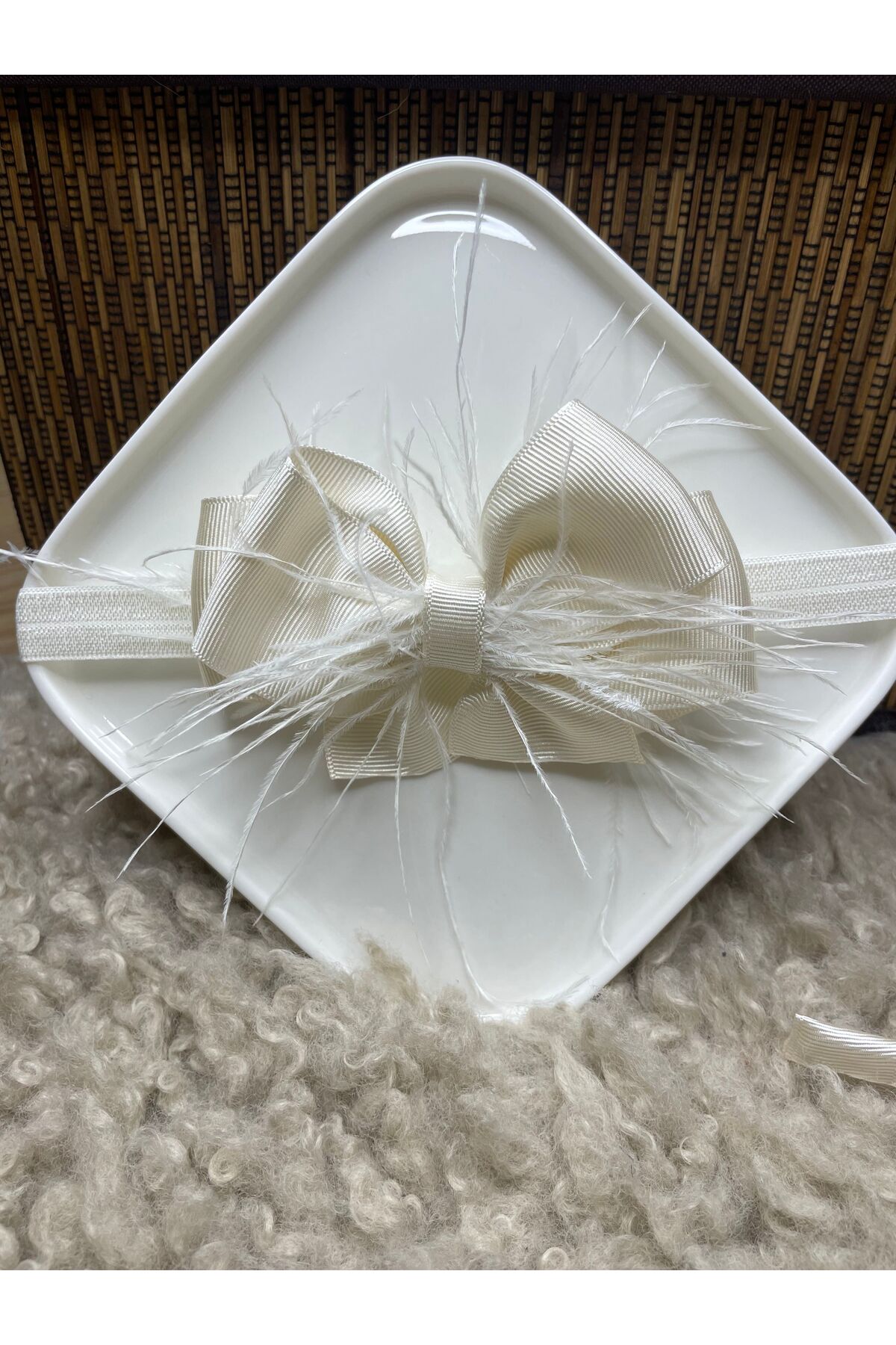 Rengarenk Minikler Beyaz Tüylü Krem Renk Kurdele Fiyonk Anne Bebek Lohusa Taç Seti – Taç – Taç – Taç fotoğrafı 5 (önizleme)