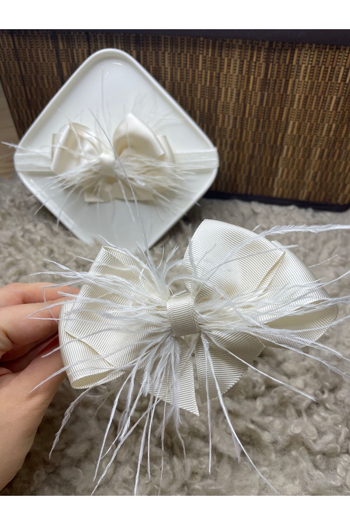 Rengarenk Minikler Beyaz Tüylü Krem Renk Kurdele Fiyonk Anne Bebek Lohusa Taç Seti – Taç – Taç – Taç fotoğrafı 4 (önizleme)