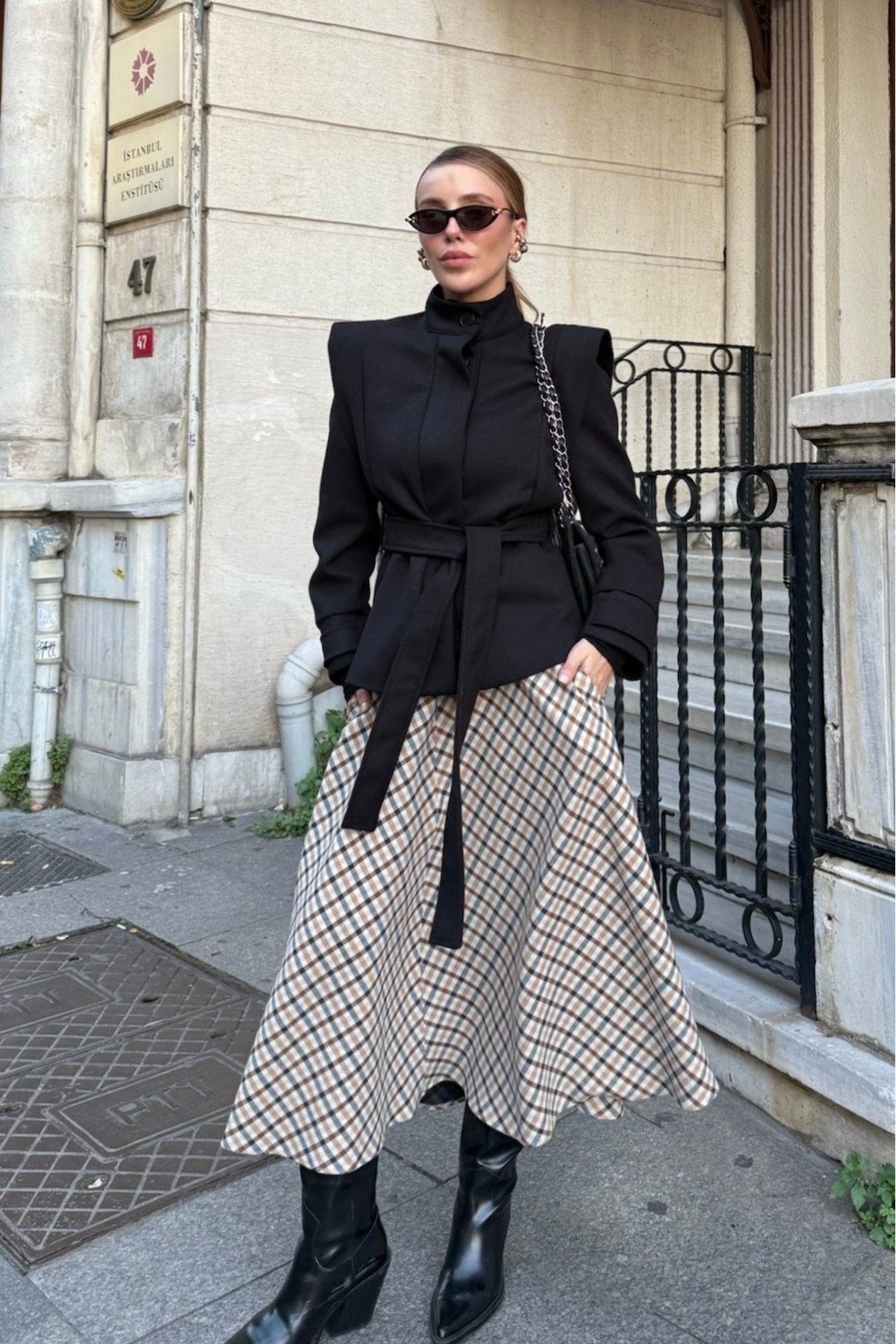 Laluvia Schwarze, wattierte Jacke mit Gürtel - 1001