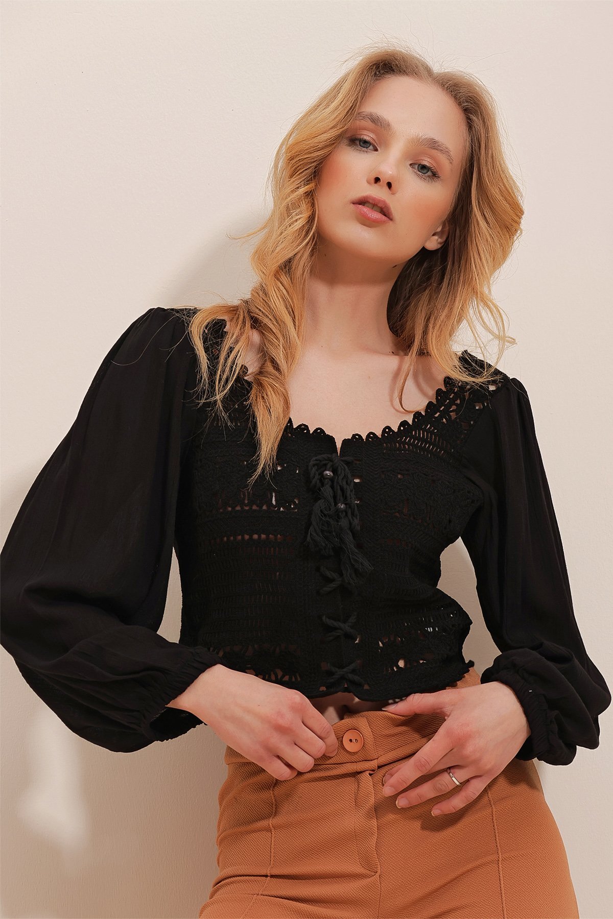 Trend Alaçatı Stili Black Square Collar Tie-Front Crochet Woven