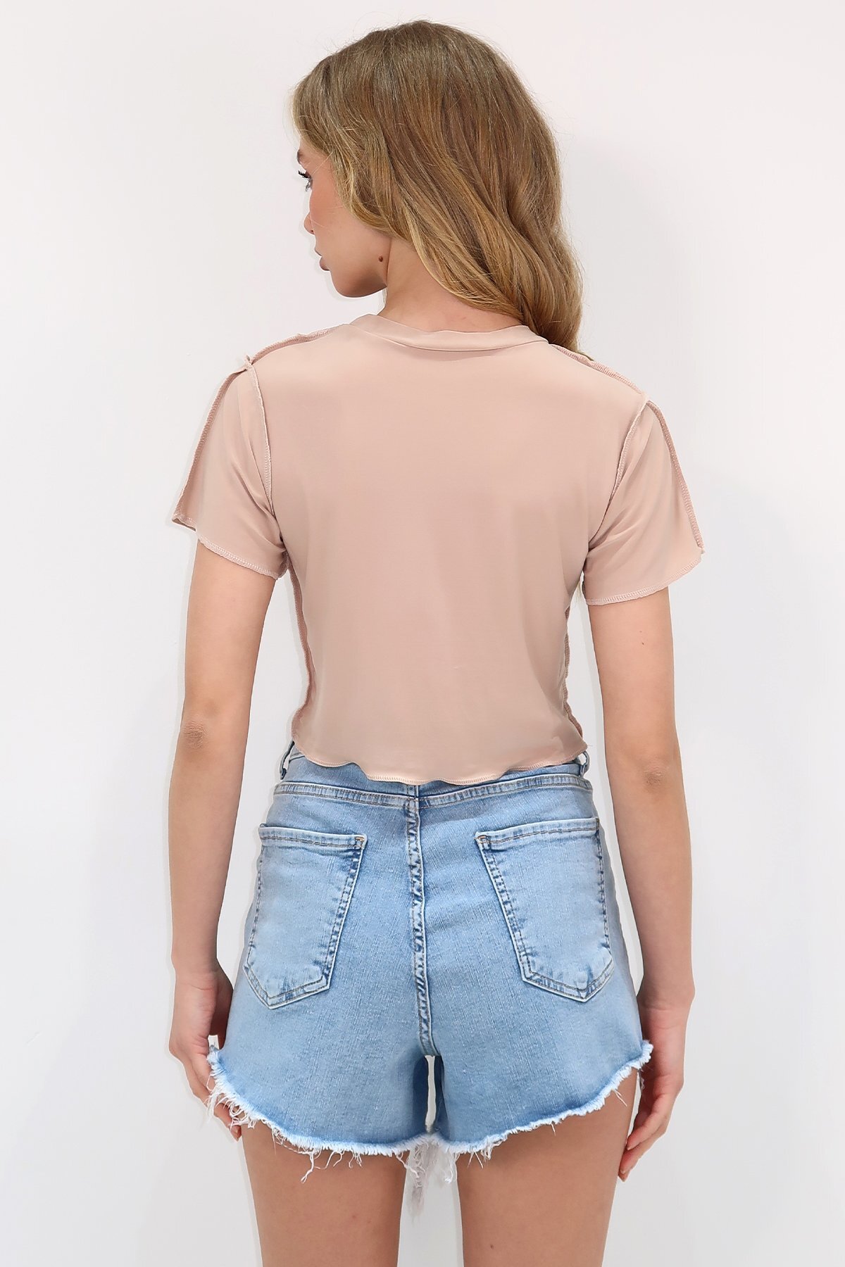 Trend Alaçatı Stili  Bej Bisiklet Yaka Önü Dikişli Crop Sandy Bluz ALC-X11782 - Görsel 5