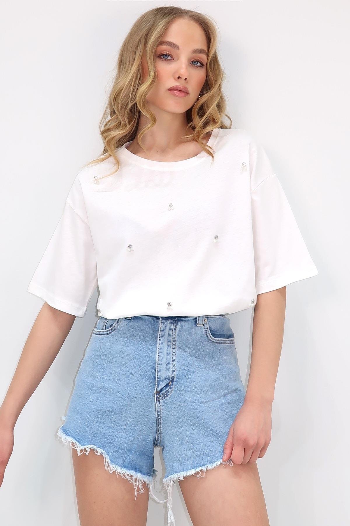 Trend Alaçatı Stili  Kadın Ekru Bisiklet Yaka Oversize İnci Ve Taş İşlemeli T-Shirt Alc-X11964 - Görsel 4