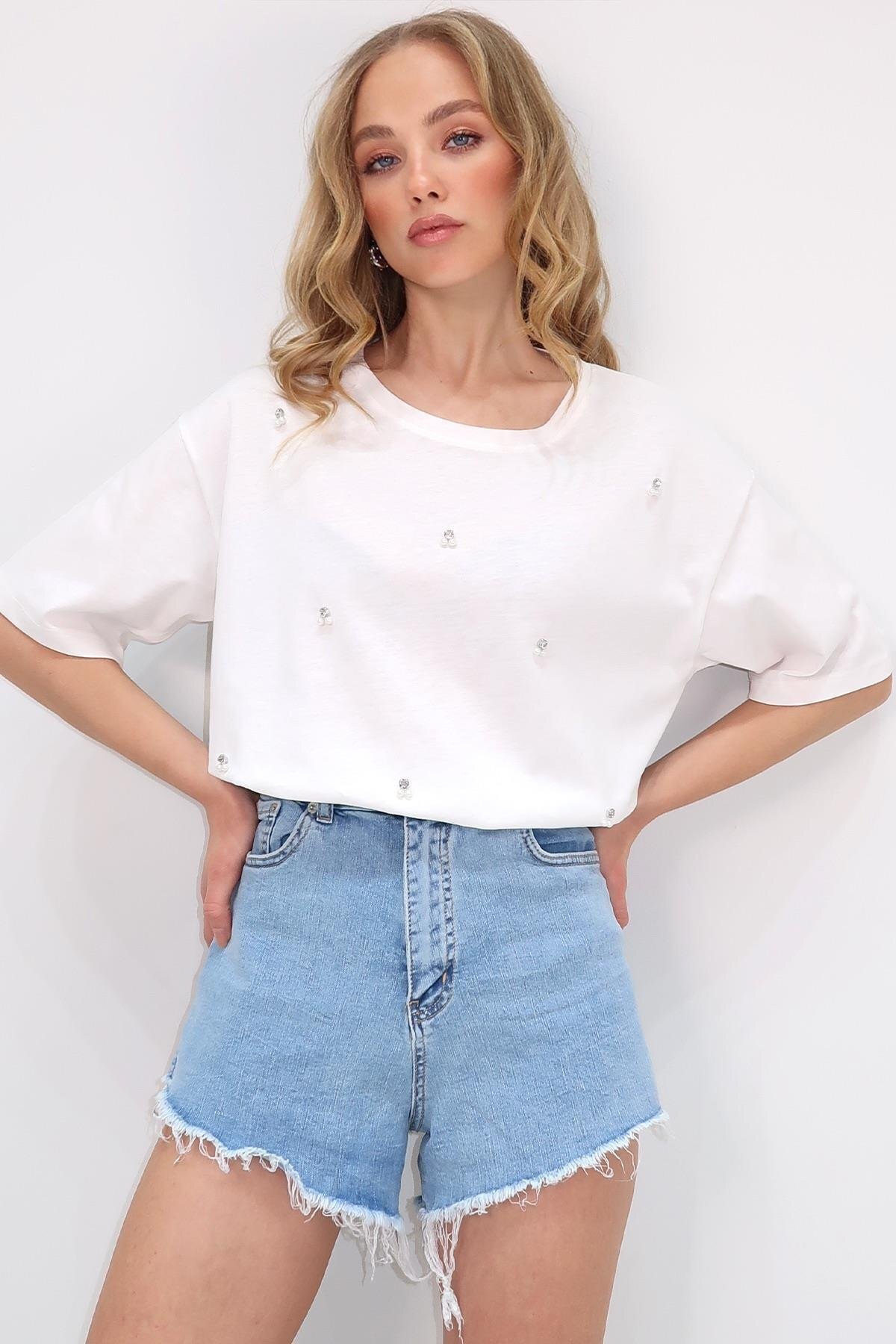 Trend Alaçatı Stili  Kadın Ekru Bisiklet Yaka Oversize İnci Ve Taş İşlemeli T-Shirt Alc-X11964 - Görsel 2