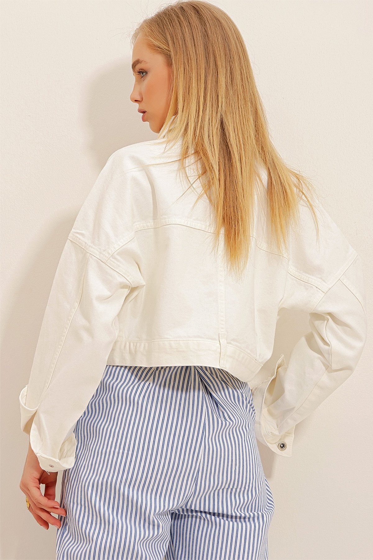 Trend Alaçatı Stili  Beyaz Çift Cepli Fermuarlı Crop Denim Ceket ALC-X9899 - Görsel 4