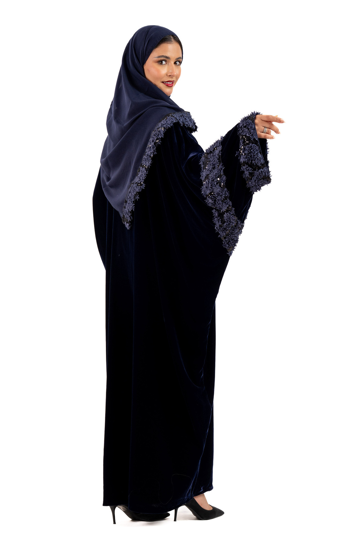 عباية مرام مخمل كحلي بورد وترتر