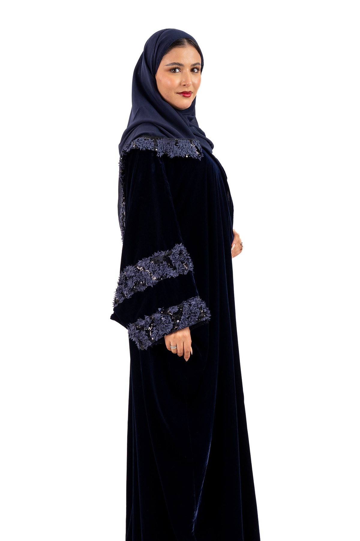 عباية مرام مخمل كحلي بورد وترتر