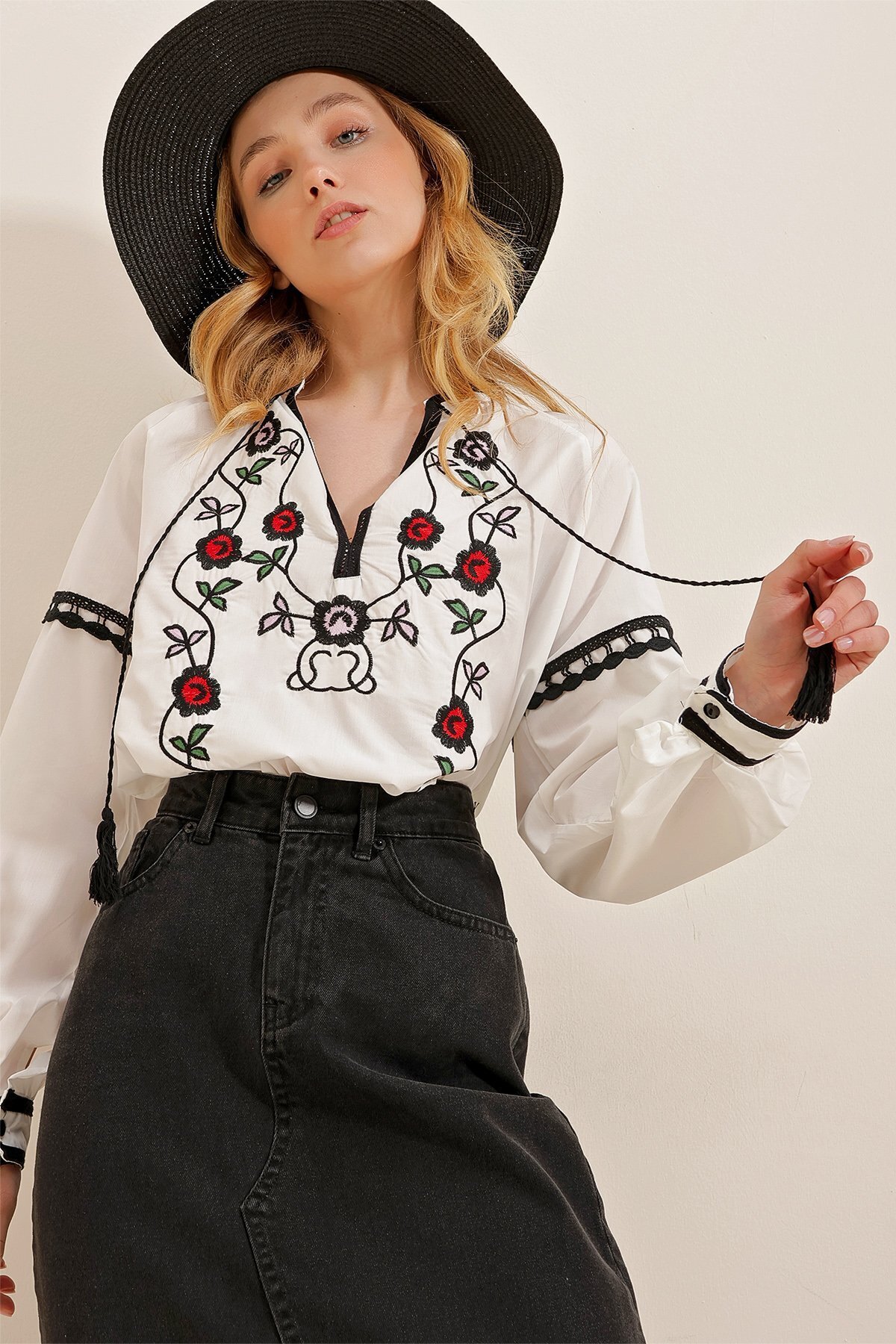 Trend Alaçatı Stili Weiße Damenbluse mit Stickerei und Quasten vorne, gewebt,...