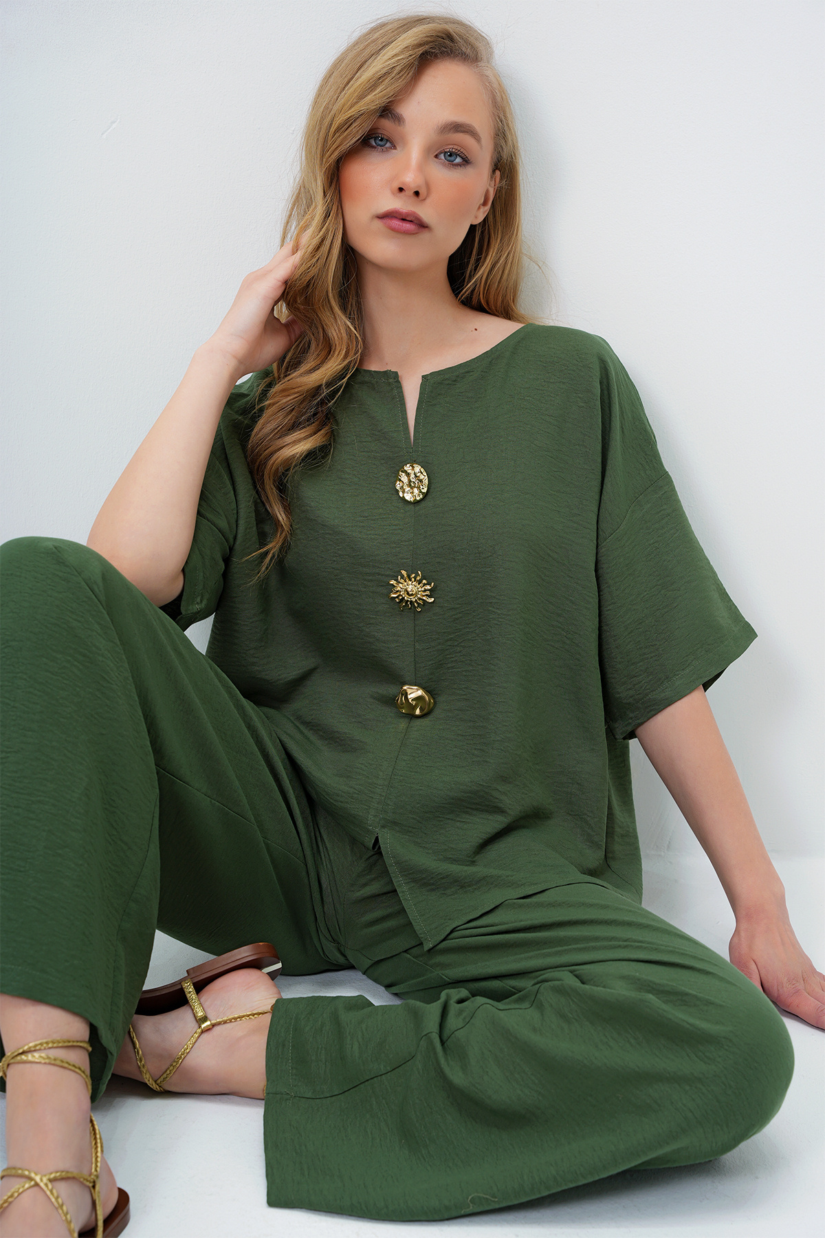 Trend Alaçatı Stili Haki V Yaka Metal Gold Düğme Detaylı Aerobin Bluz Ve Pantolon Alt Üst Takım fotoğrafı 5 (önizleme)