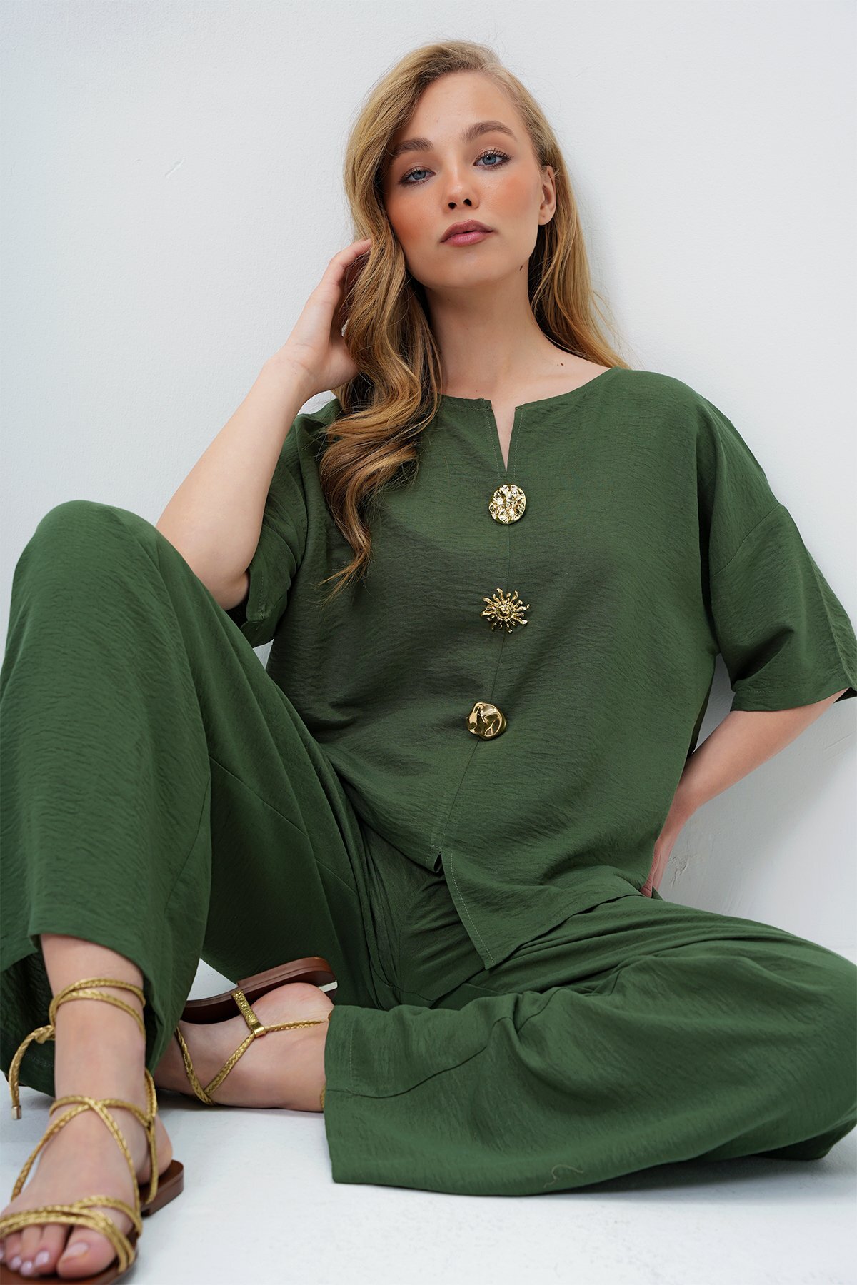 Trend Alaçatı Stili Haki V Yaka Metal Gold Düğme Detaylı Aerobin Bluz Ve Pantolon Alt Üst Takım fotoğrafı 3 (önizleme)