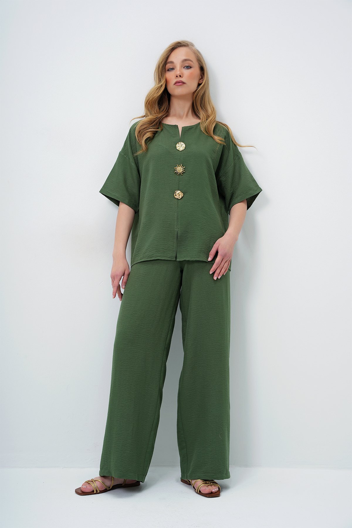 Trend Alaçatı Stili Haki V Yaka Metal Gold Düğme Detaylı Aerobin Bluz Ve Pantolon Alt Üst Takım fotoğrafı 4 (önizleme)