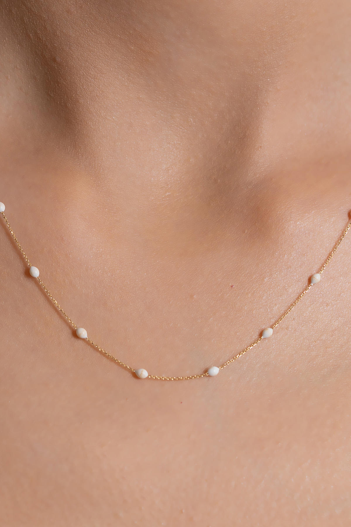 AMES GOLD KUYUMCULUK 14 Ayar Altın Beyaz Minik Mineli Kolye