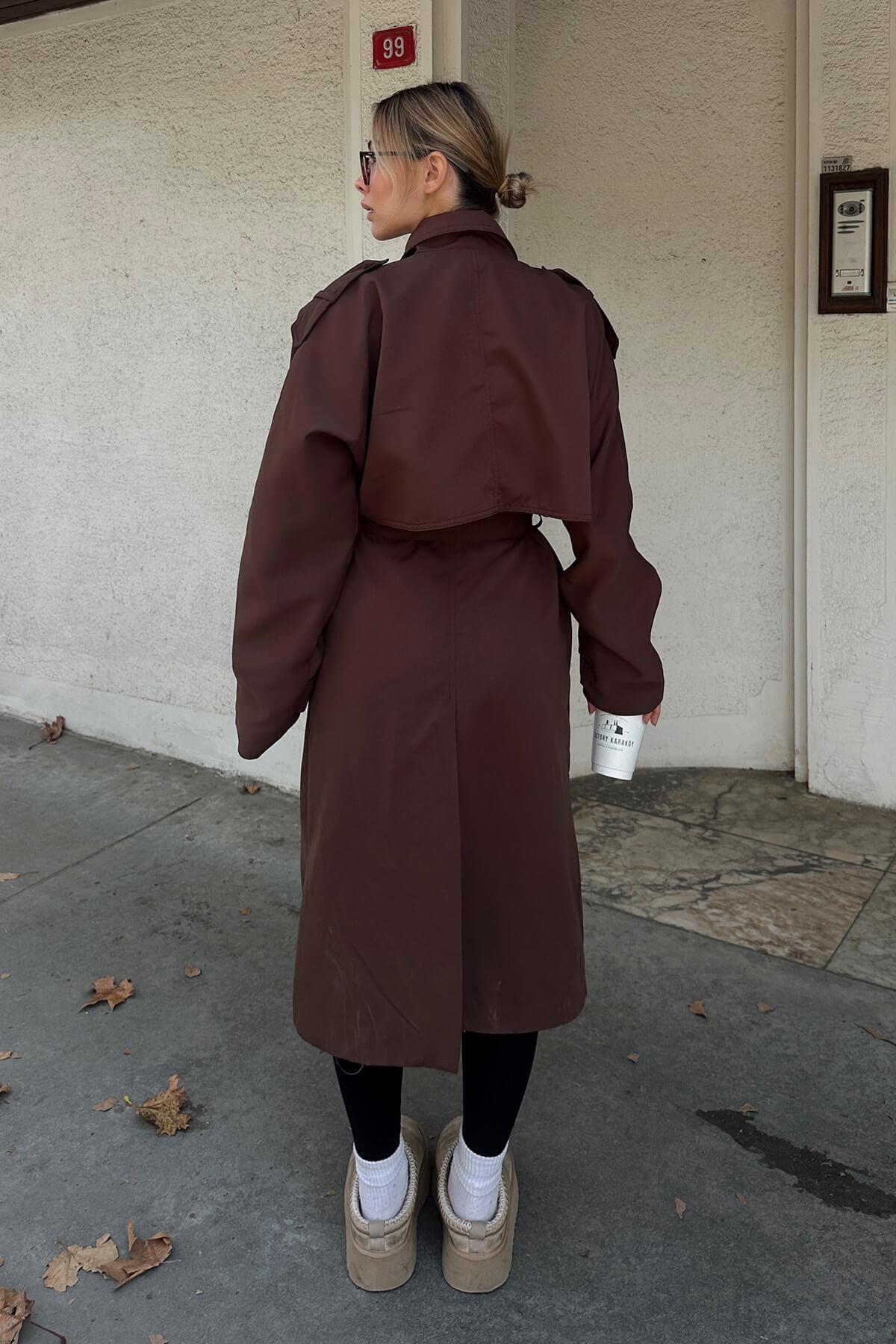 Swist  Kahverengi Oversize Kuşaklı Kruvaze Yaka Apoletli Kadın Midi Trençkot - Görsel 6