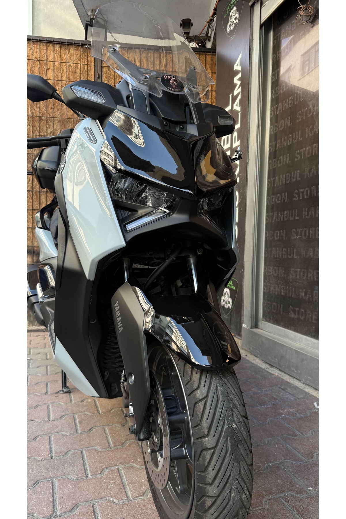 İ.S.K.STORE Xmax 250/300 ön far üstü piano black koruma kapak (2025 techmax veya plus modelleri uyumlu)