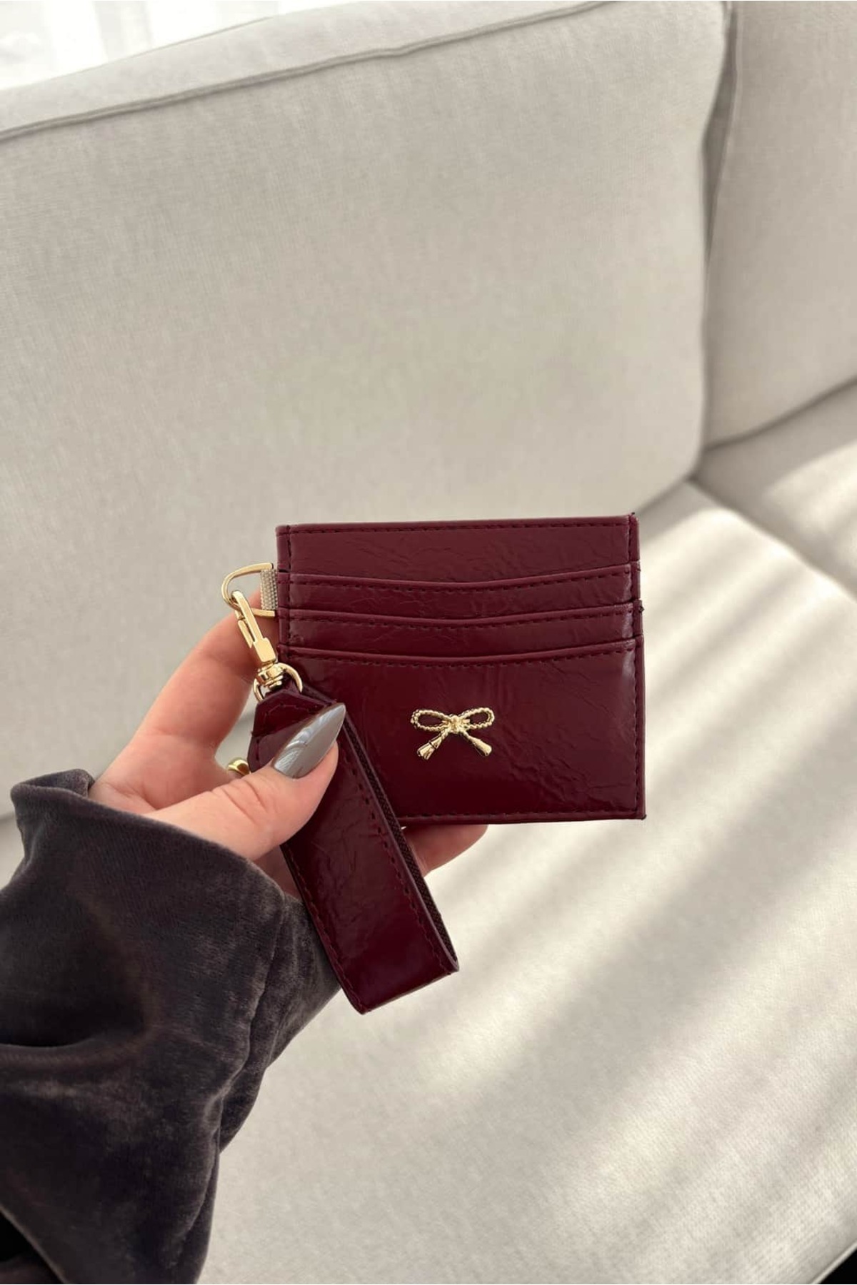 Yuka Atelier Fiyonk Detaylı Parlak Suni Deri Kartlık