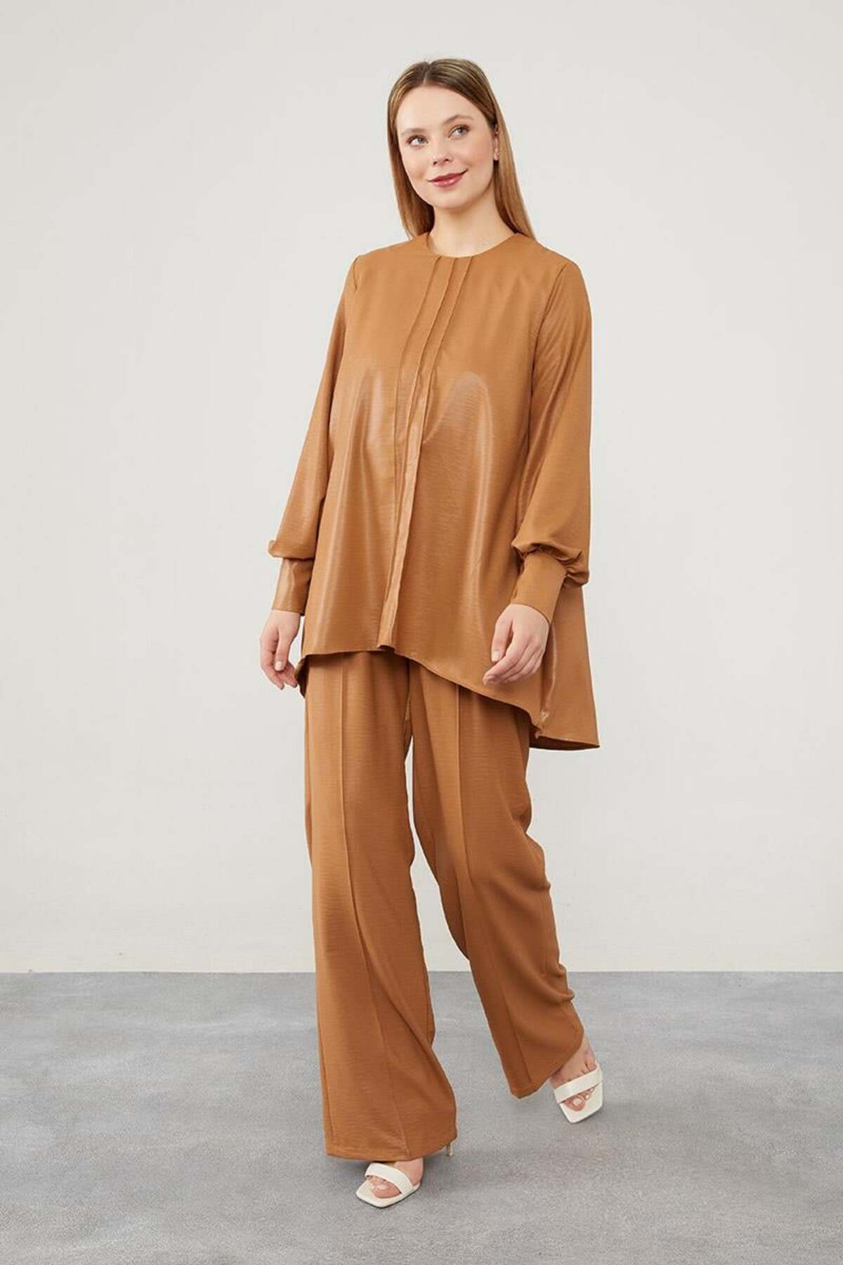 کت و شلوار آستین بلند قهوه‌ای نامتقارن Levidor