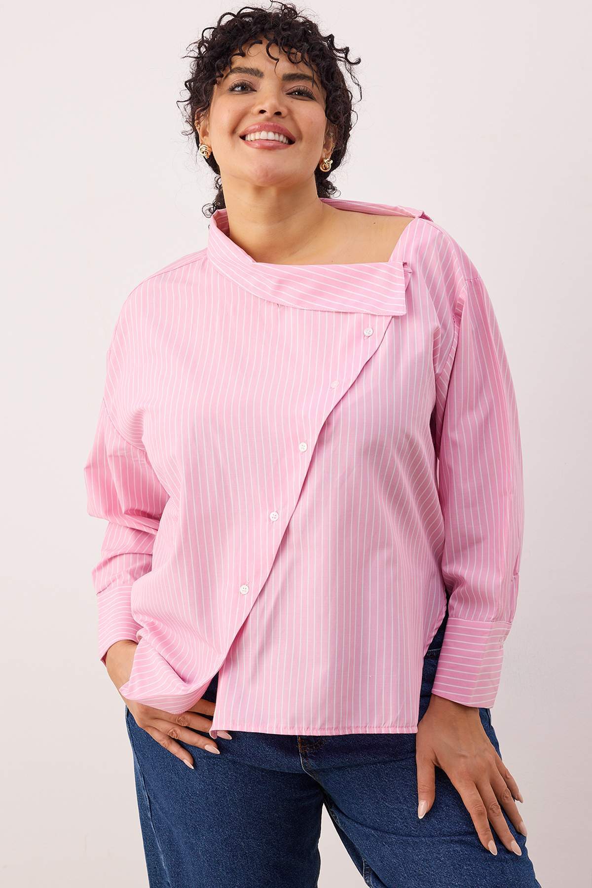 Trendyol Curve Rosa gestreiftes Hemd mit asymmetrischem Ausschnitt und niedri...