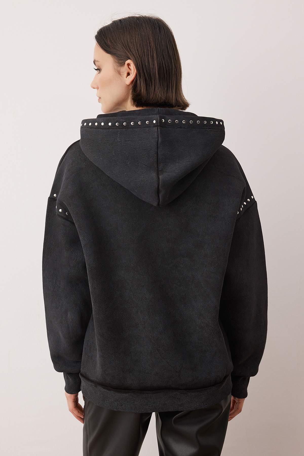 Trendyolmilla  Antrasit Oversize Troklu ve Yıkamalı Kalın İçi Polarlı Örme Sweatshirt TWOAW26SW00239 - Görsel 4