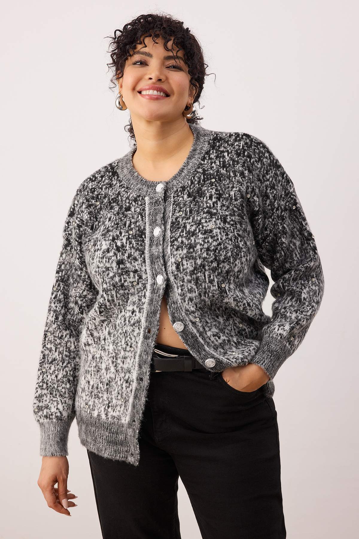 Trendyolmilla Curve Siyah Düğme Detaylı Yumuşak Dokulu Desenli Ceket Görünümlü Triko Hırka TBBAW26AV00022