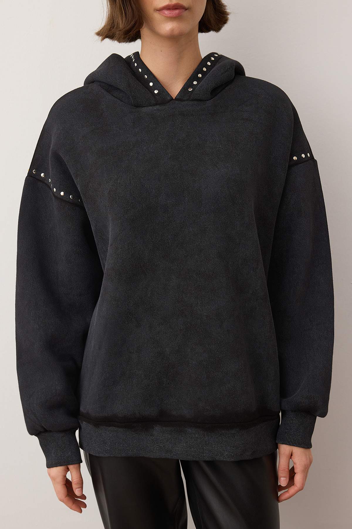 Trendyolmilla  Antrasit Oversize Troklu ve Yıkamalı Kalın İçi Polarlı Örme Sweatshirt TWOAW26SW00239 - Görsel 3